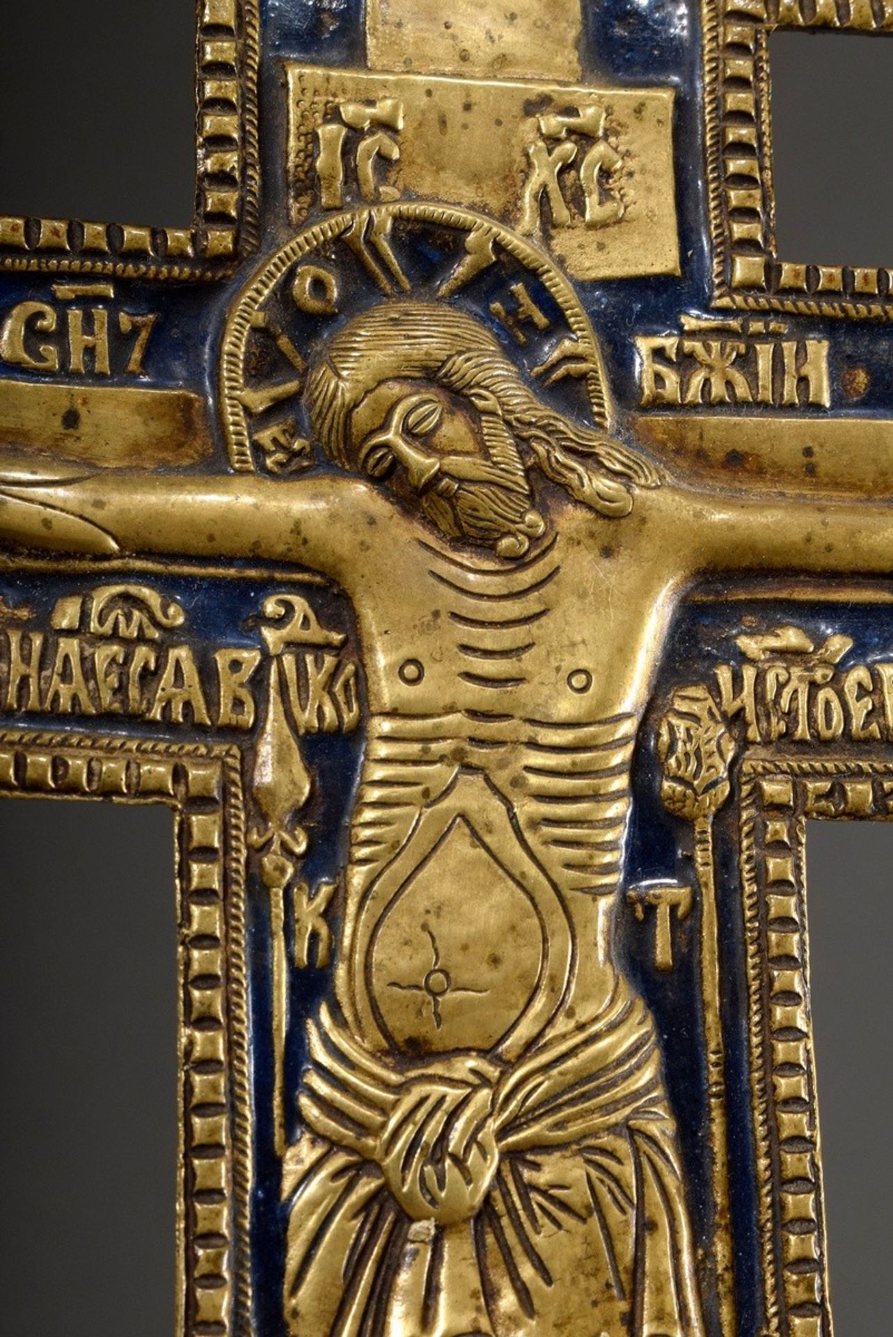 Orthodoxes Reise Kruzifix mit dunkelblauem Champlévé Emaille, verso floral graviert, Russland 19.Jh - Bild 5 aus 7