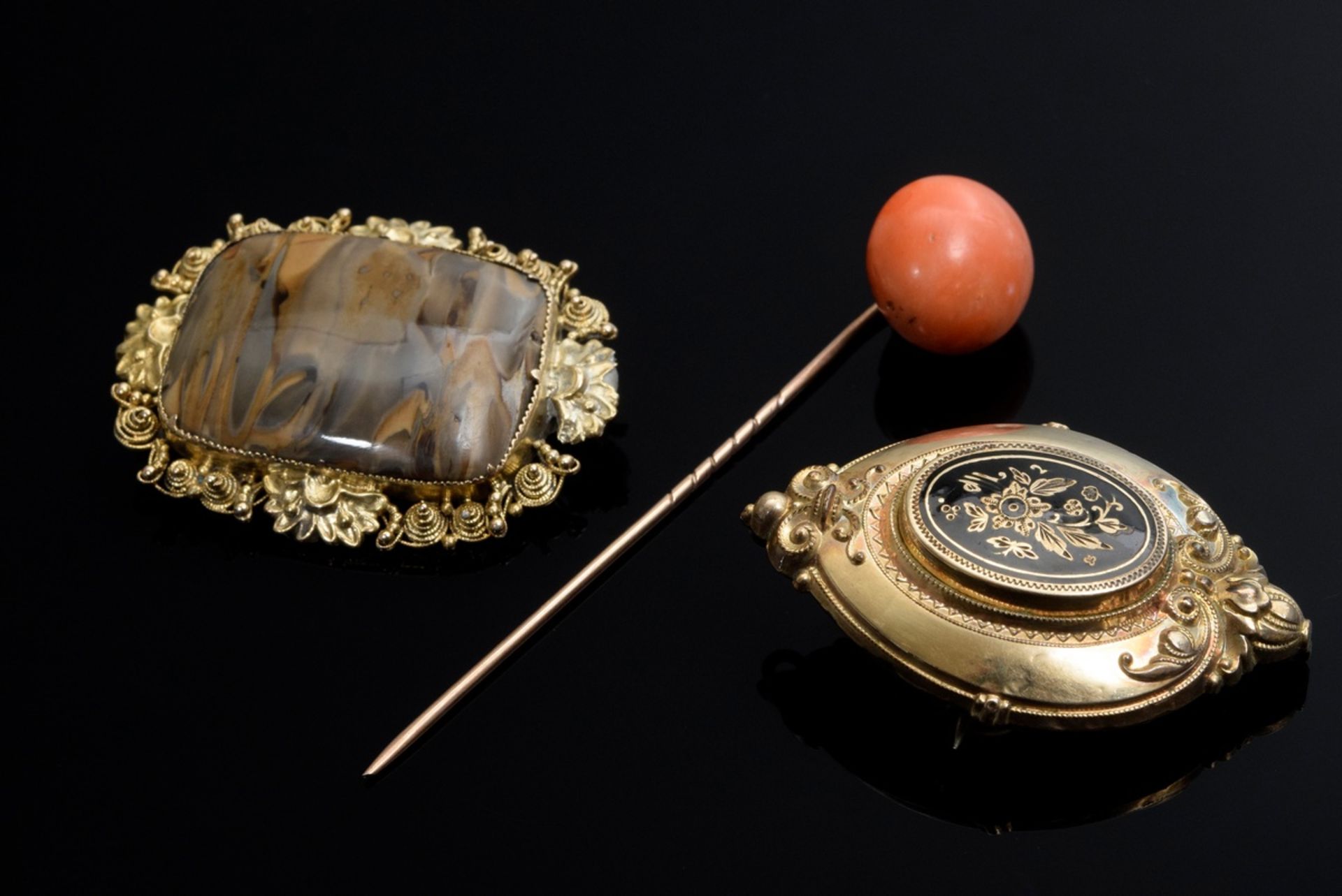 3 Various pieces of antique gilt jewellery: coral tie pin (Ø 1.3cm), pin with polished agate insert - Image 2 of 3