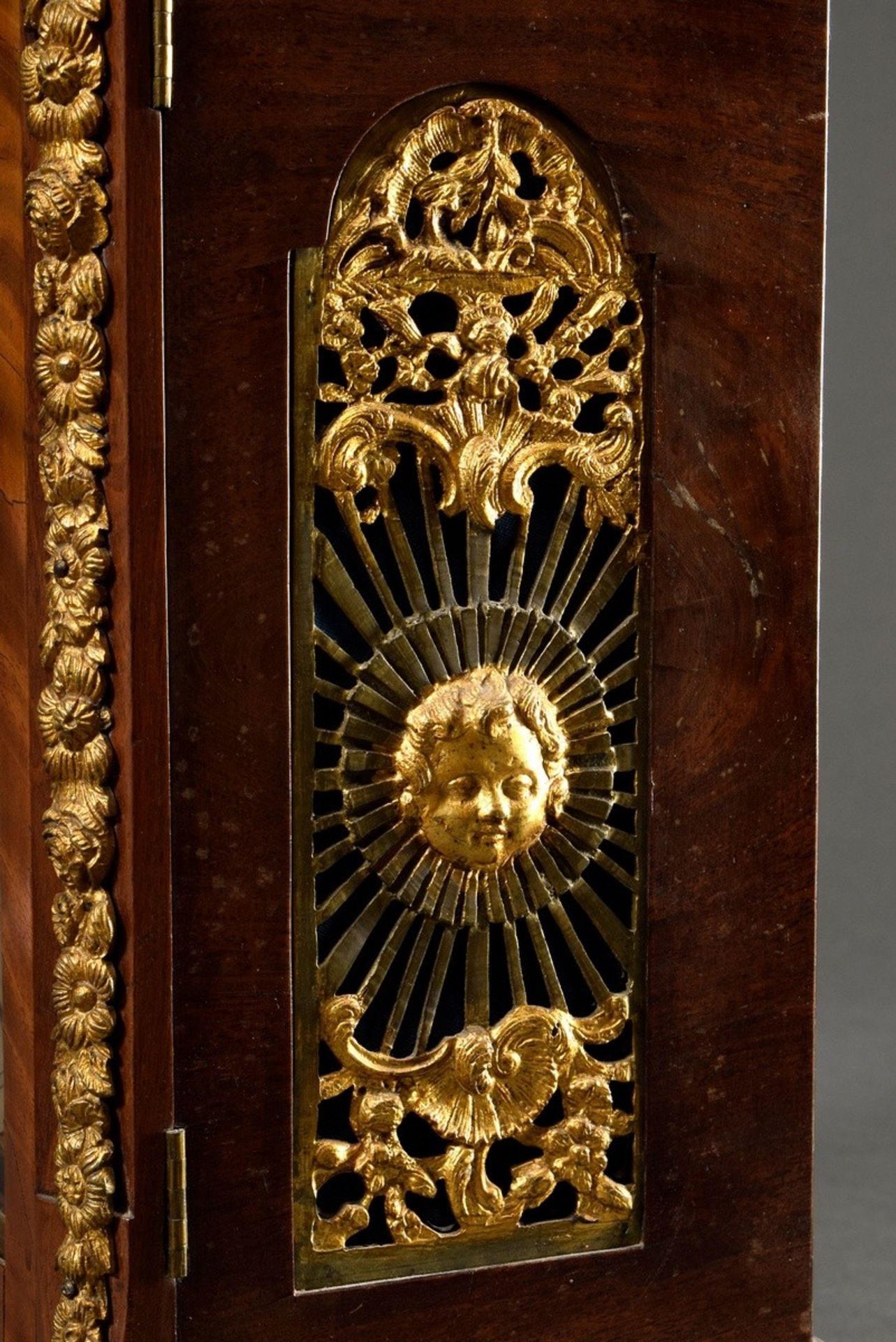 Englische Bracket Clock in Nussbaum Gehäuse mit feuervergoldeten Bronzebeschlägen, Zifferblatt sign - Bild 6 aus 9
