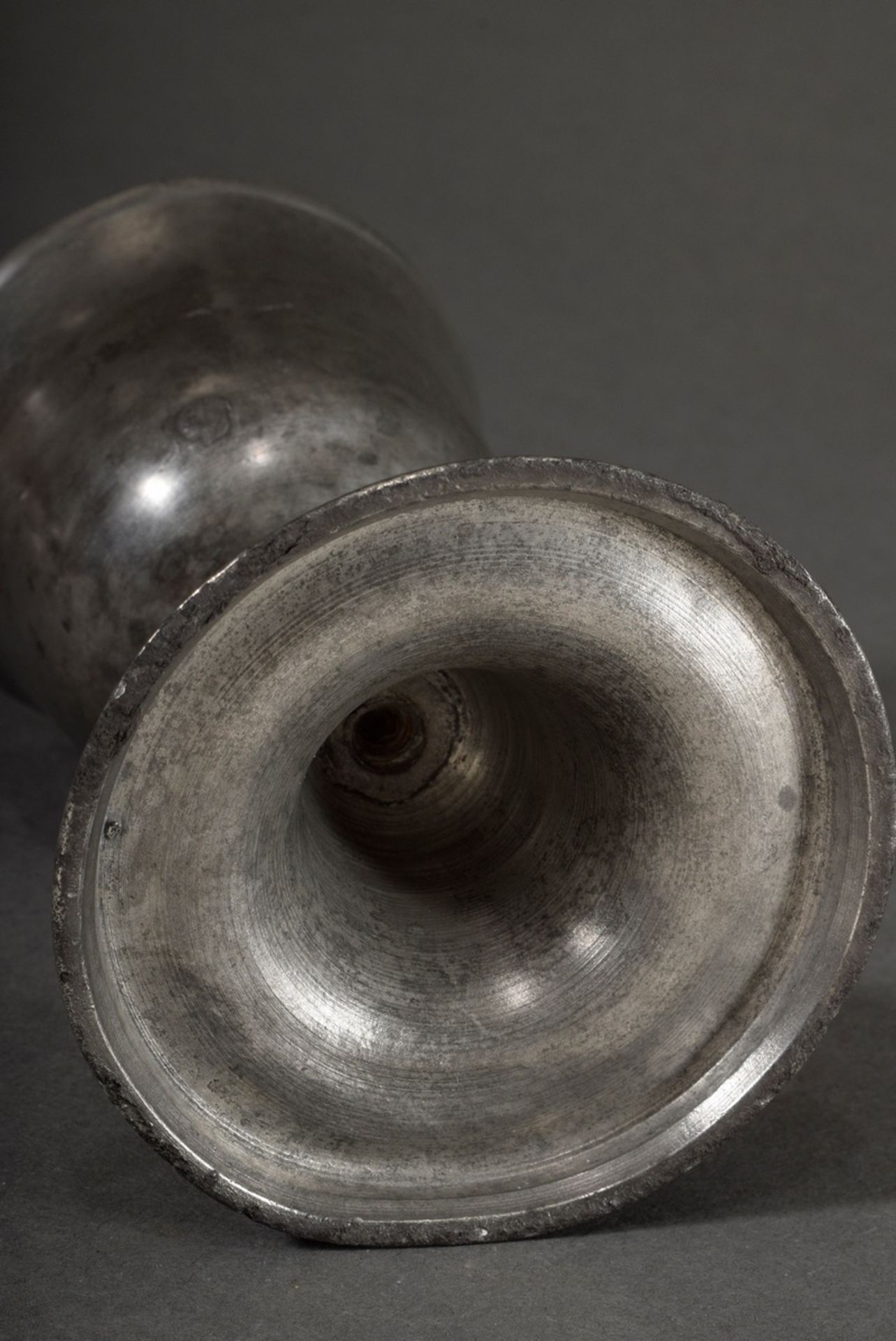 Zinn Messkelch auf rundem Fuß mit Scheibennodus im Schaft und Gravur "Mertin Schuman - Jacob Thomas - Bild 3 aus 5