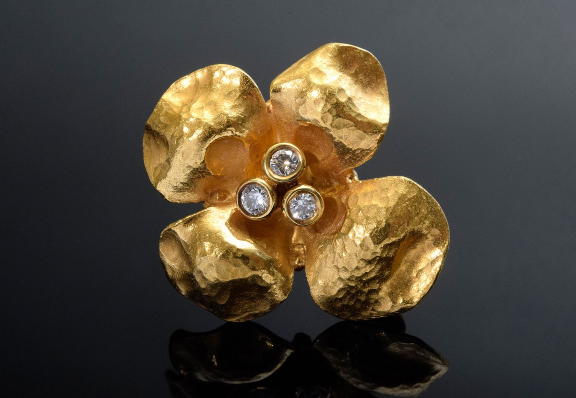 Handmade yellow gold 750 flower pin with diamonds (ca. 0.15ct/VSI/W), 7.2g, 2.1x2.4cm - Image 2 of 3