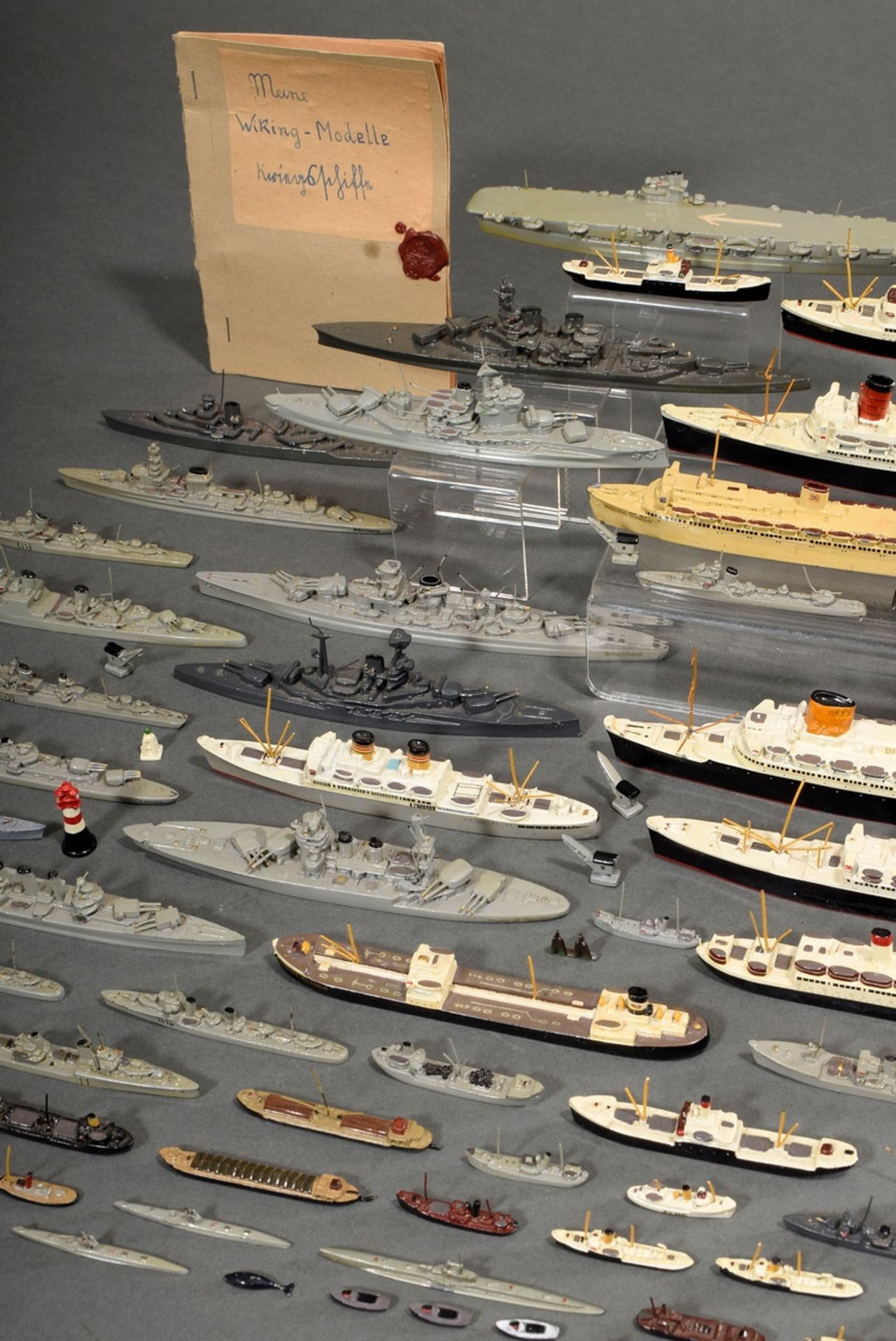 Collector's box with Wiking ship models, among others "Hamburg", "Bremen", "Queen Mary", "Gorch Foc