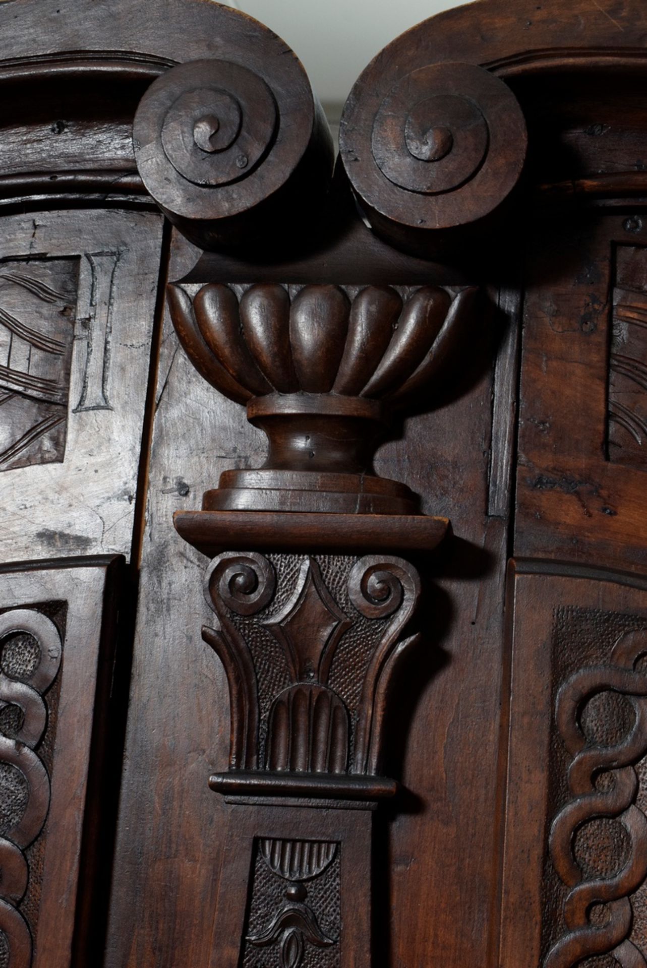 Alsatian peasant cabinet with richly carved corpus in Louis XVI style, softwood dark stained, aroun - Image 3 of 9