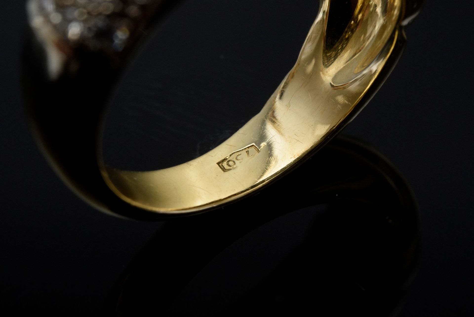 Modern yellow gold 750 band ring in groove design with diamonds (total approx. 0.57ct/VSI/W) set in - Image 5 of 5