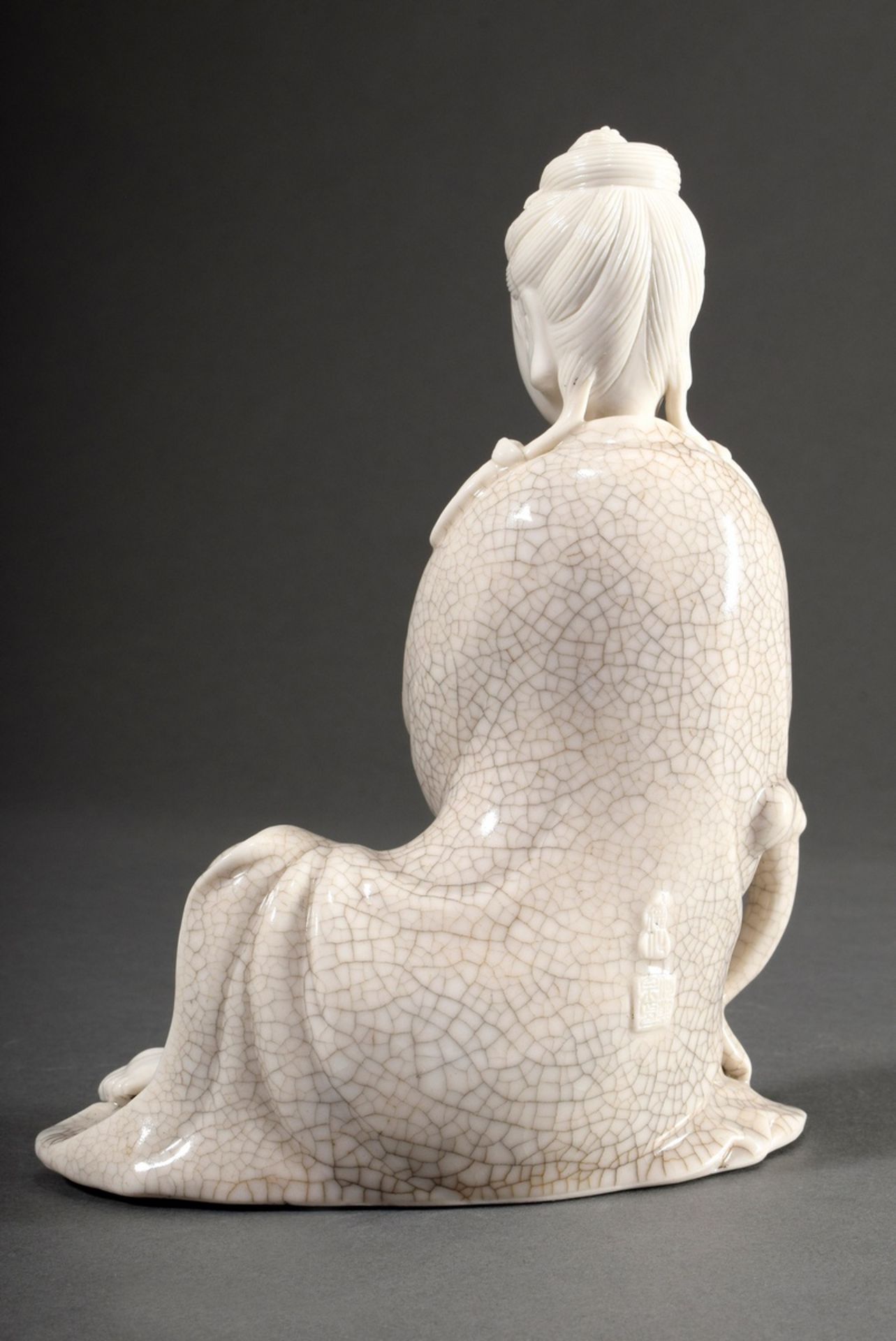 Chinesische Blanc de Chine Figur "Guanyin mit Ruizepter" und partieller Ge Glasur, Dehua, auf der R - Bild 3 aus 7