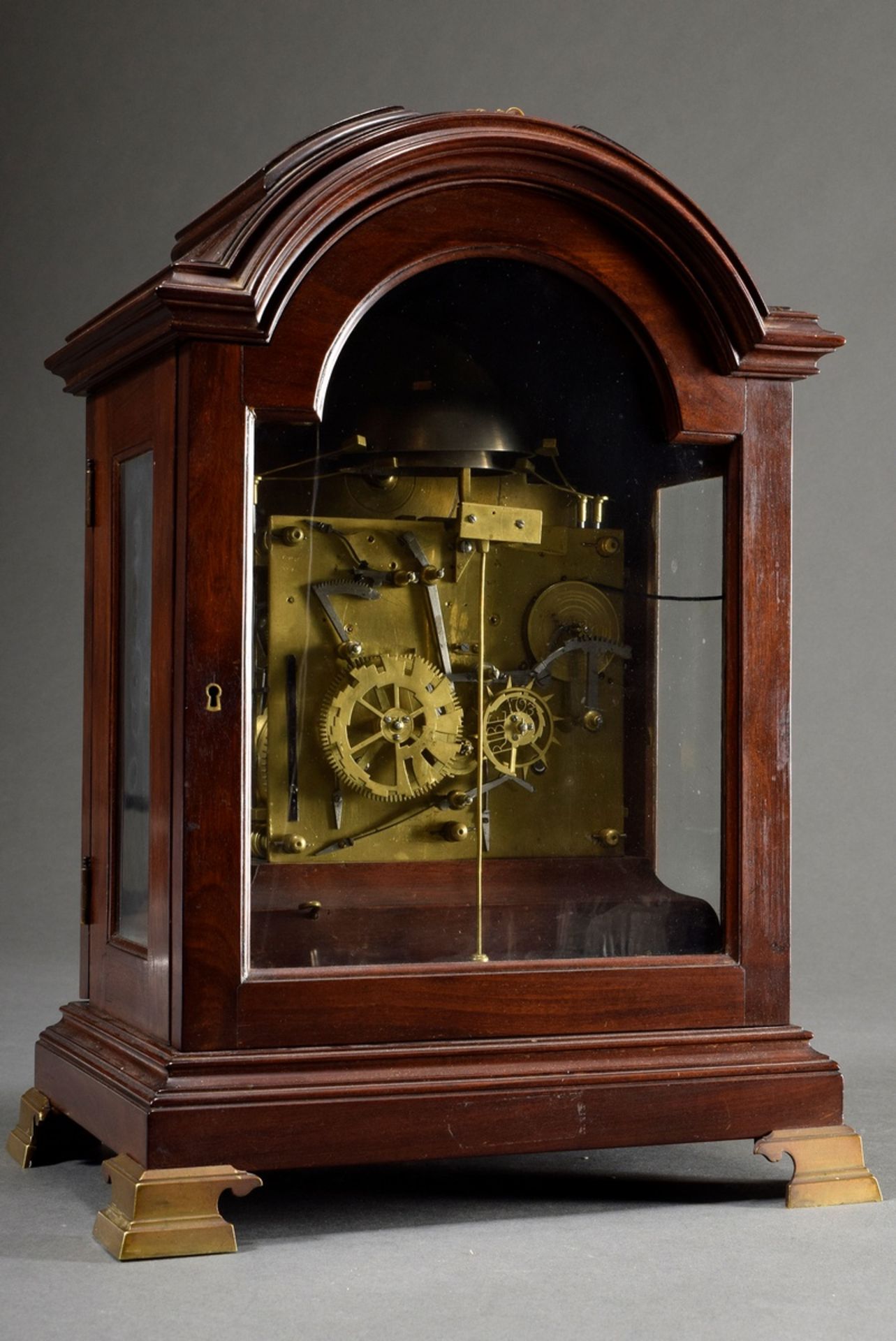 Dänische Bracket Clock/Stockuhr in verglastem Padouk Holzgehäuse mit Messing Griff und Füßen, reich - Bild 3 aus 9