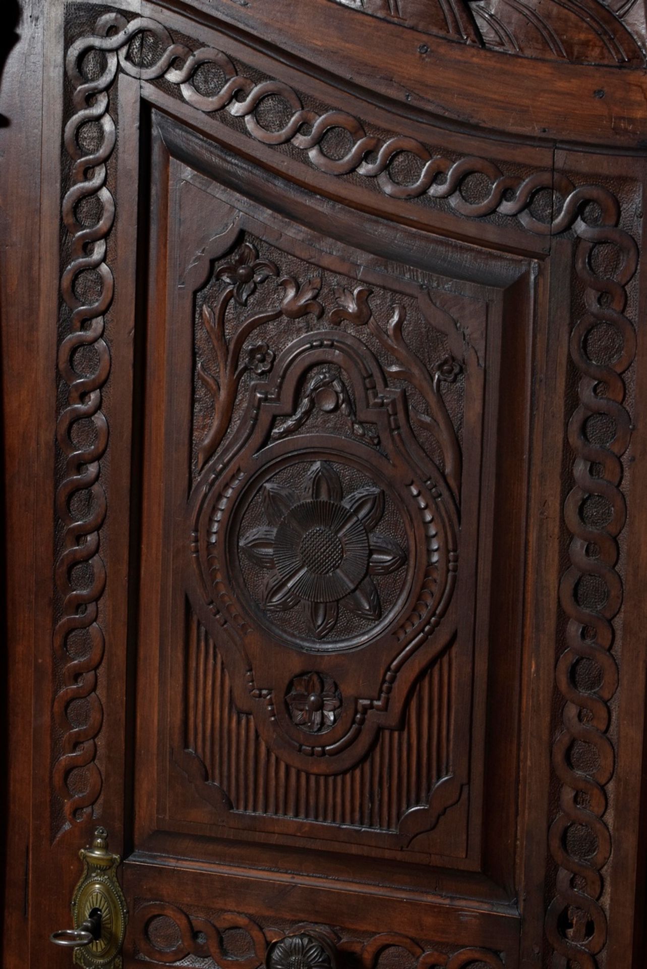 Alsatian peasant cabinet with richly carved corpus in Louis XVI style, softwood dark stained, aroun - Image 2 of 9