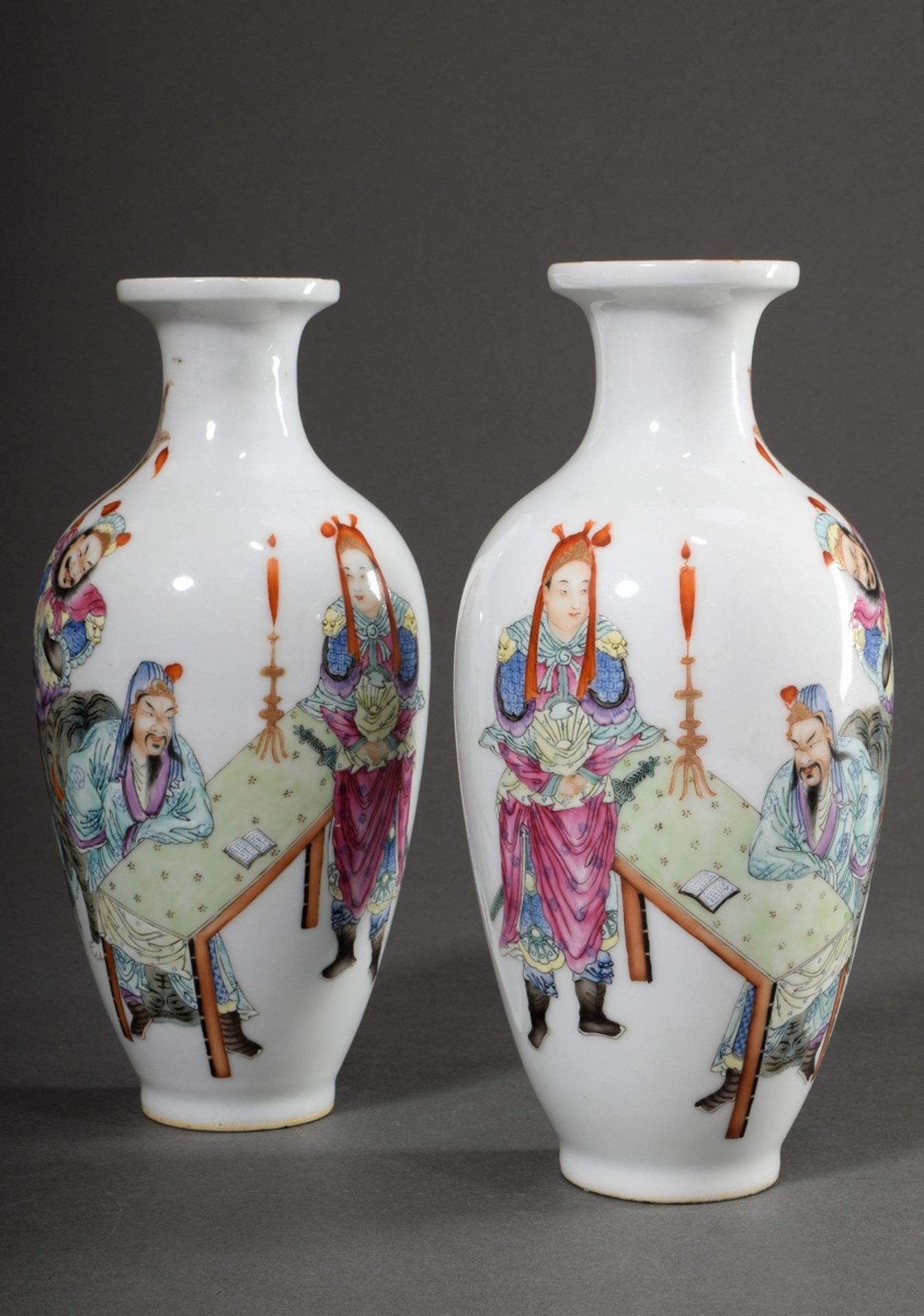 Paar Balustervasen mit feiner polychromer Malerei "Táo yuán sán jié yi", Qianlong Marke, H. 23cm, 1