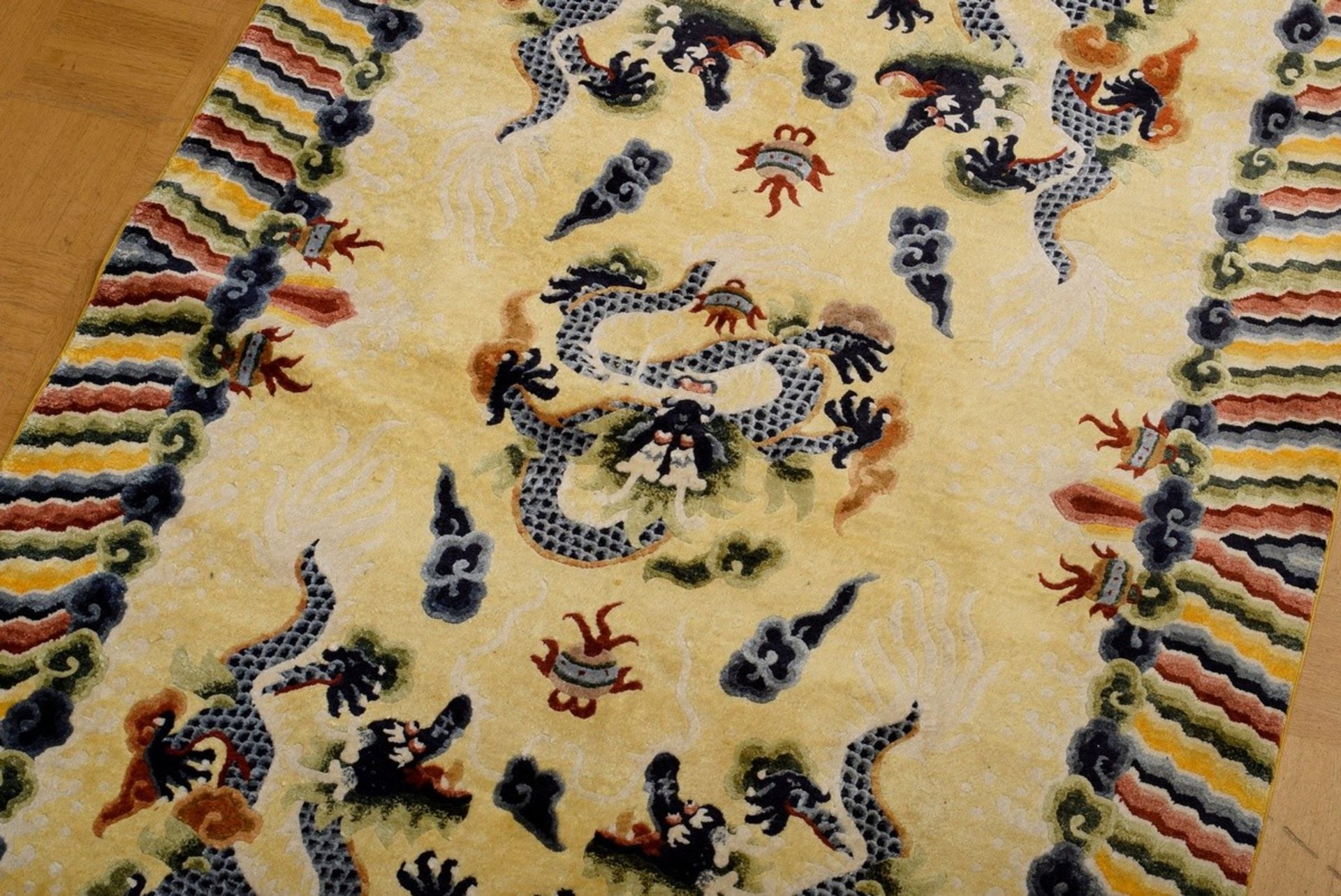 Farbenfroher Seidenteppich "Fünf Drachen", China 20.Jh., 188x115cm - Bild 3 aus 5