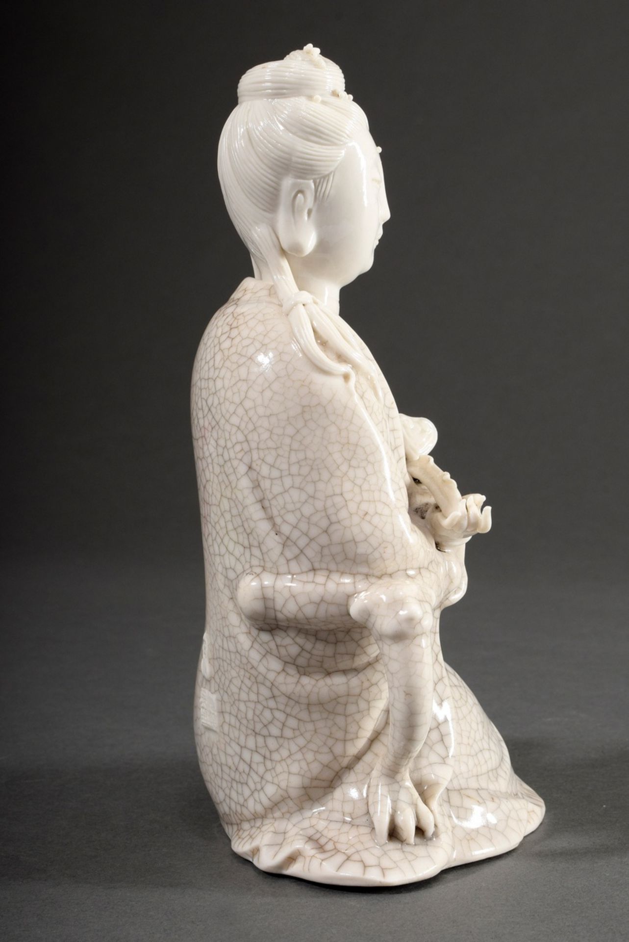 Chinesische Blanc de Chine Figur "Guanyin mit Ruizepter" und partieller Ge Glasur, Dehua, auf der R - Bild 2 aus 7