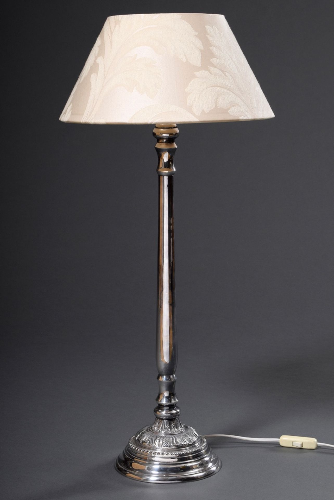 Modern silver-plated column chandelier with smooth shaft mounted on a round base with classical rel