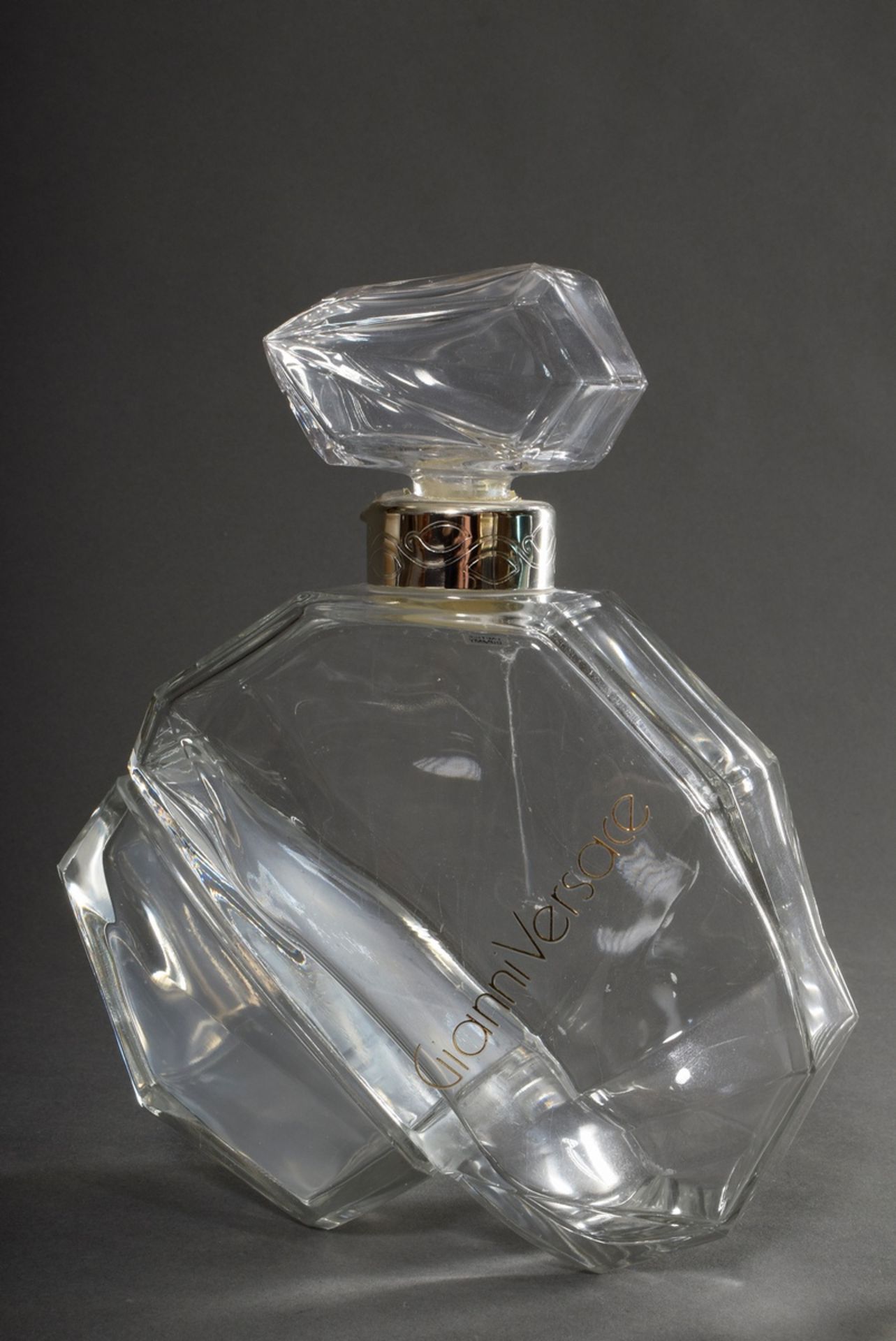 2 Modern perfume factices in oversize: Versace "Gianni Versace" (1981, h. 25cm) and Giorgio Beverly - Image 4 of 5