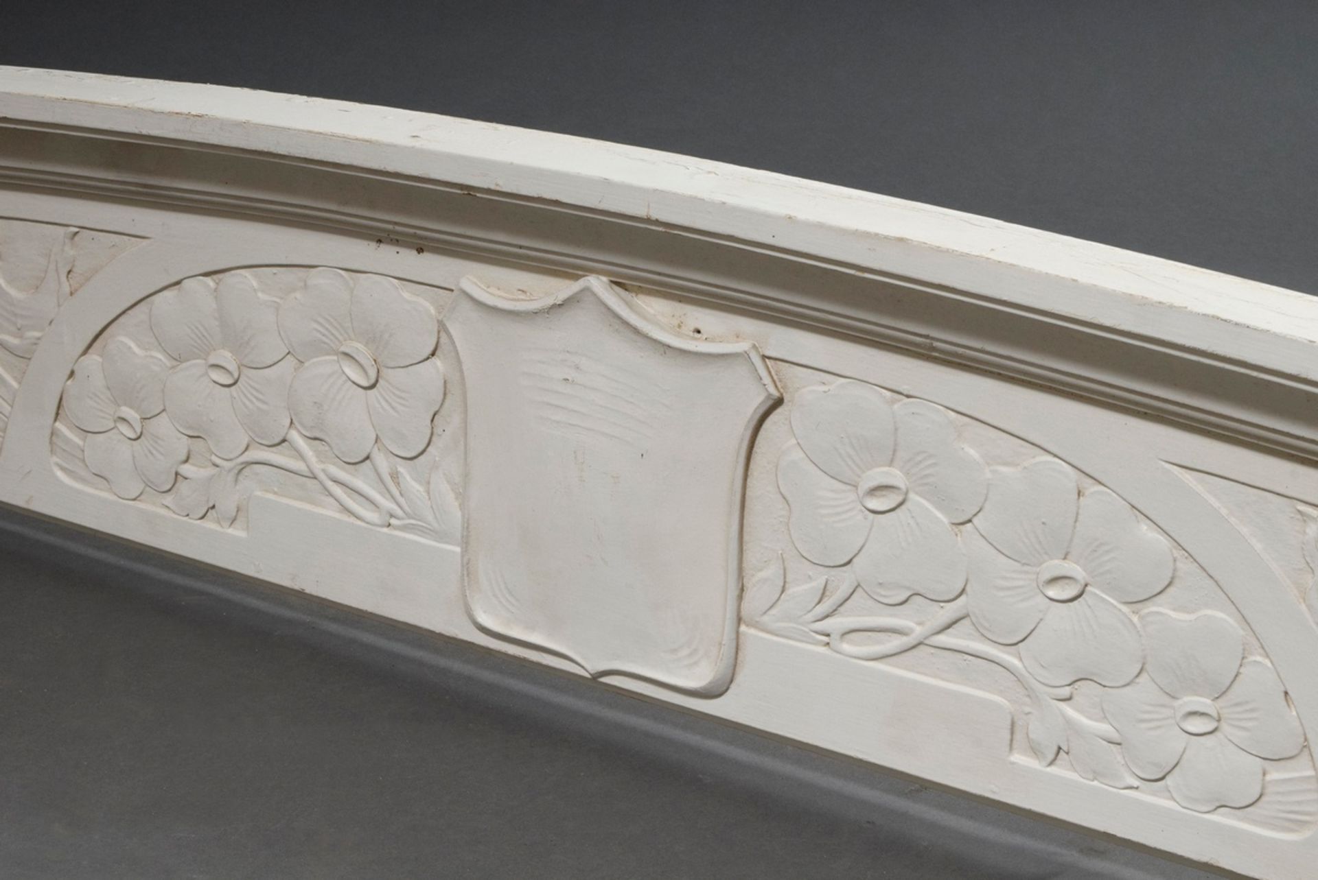 2 Art Nouveau supraports with arched finial and floral carving, white painted, Belgium c. 1900, 30x - Image 2 of 4