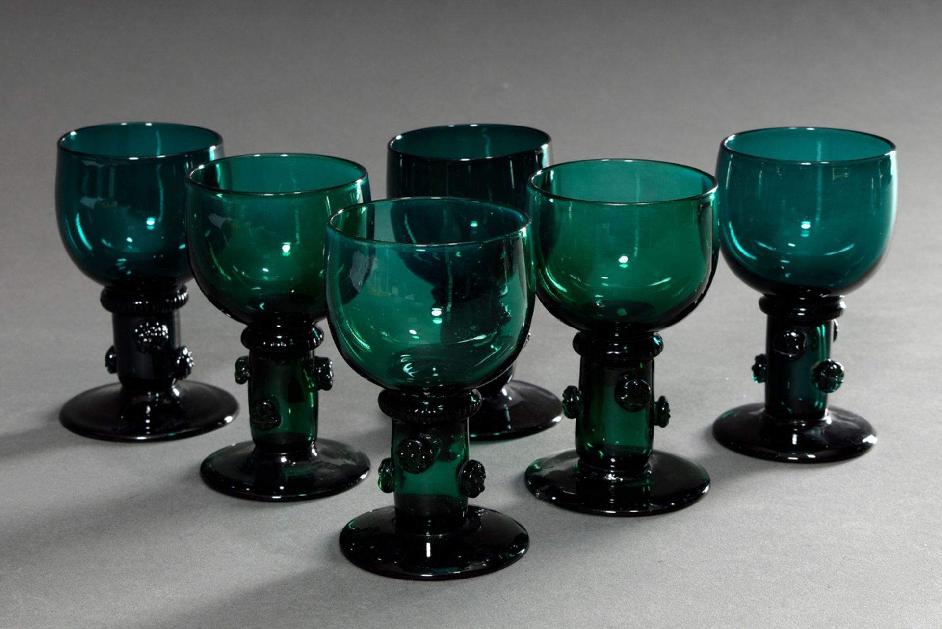 6 Biedermeier rummers in a simple façon on a plain foot with berry nubs on the stem, green glass, 1