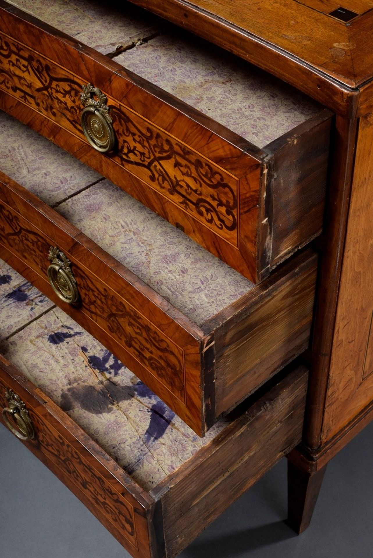 Classicist chest of drawers in strict façon on pointed legs with concave front, ornamental inlays o - Image 7 of 8