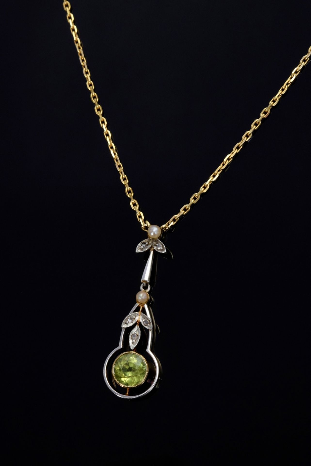 Yellow gold 585 link chain with antique platinum plated peridot pendant, decorated with diamond ros