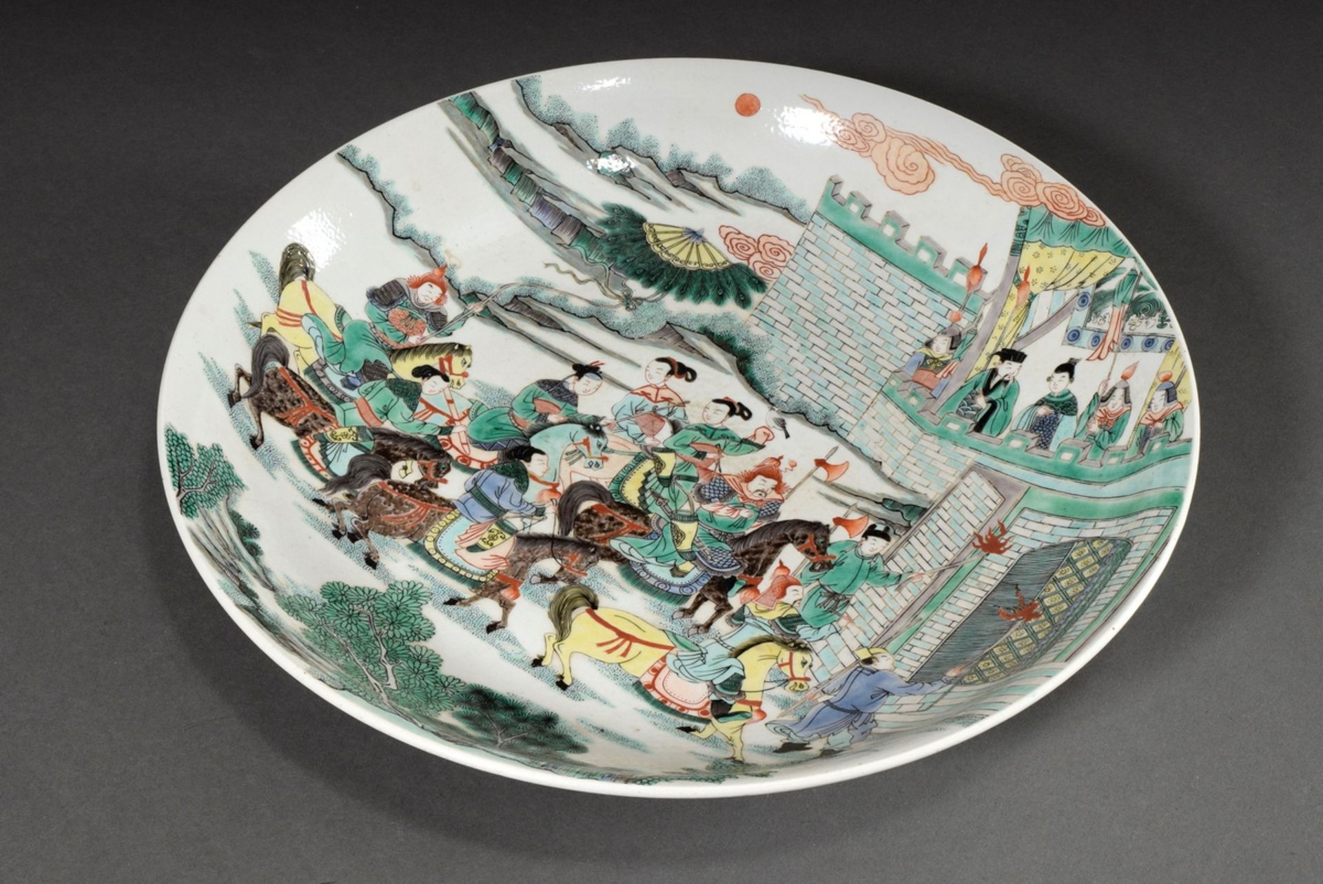 Large Chinese bowl with detailed Famille Vert painting "Rider in front of city wall", Kangxi mark,  - Image 2 of 5