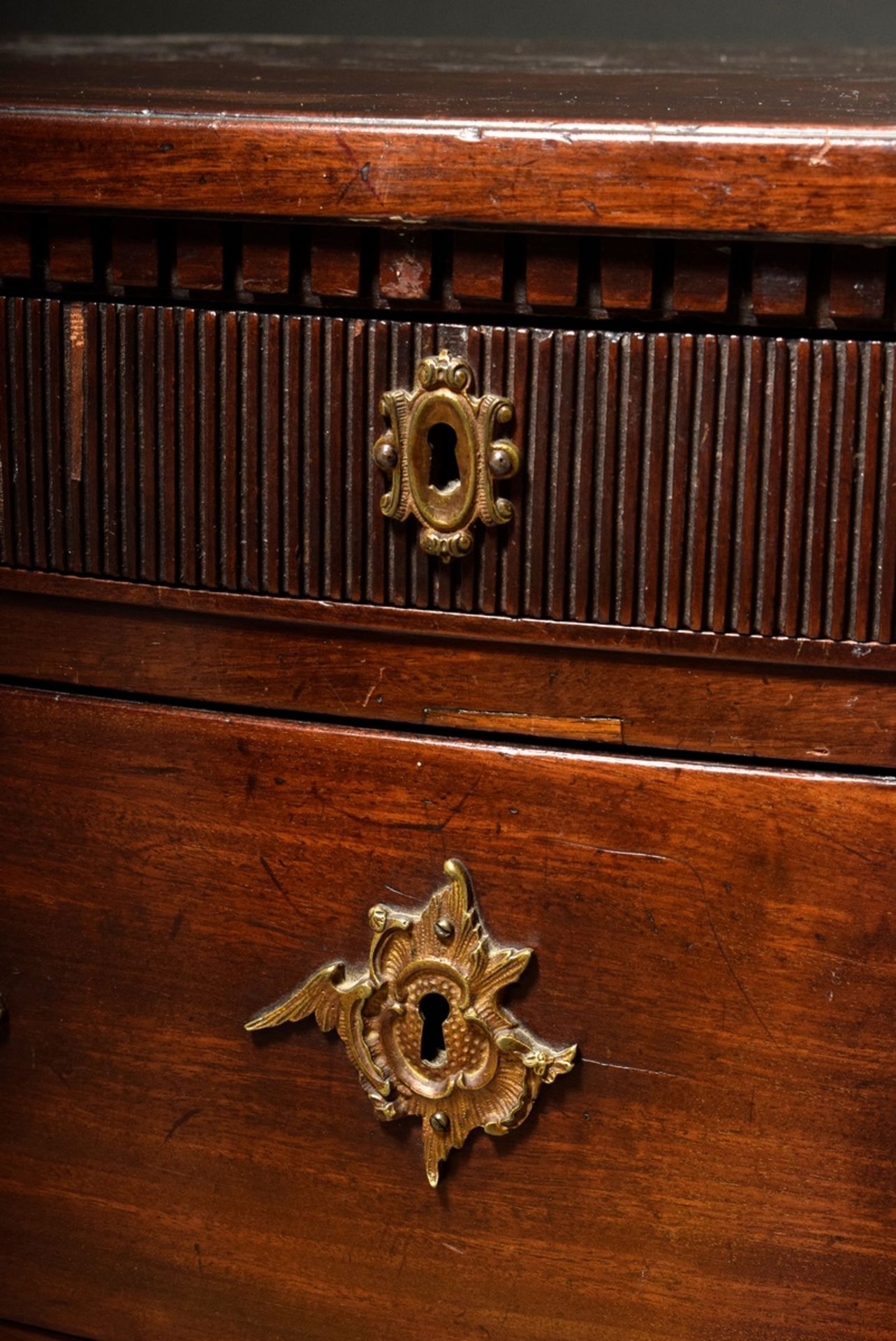 North German demilune chest of drawers with calf tooth and groove moulding, mahogany, c. 1780/1800, - Image 4 of 6