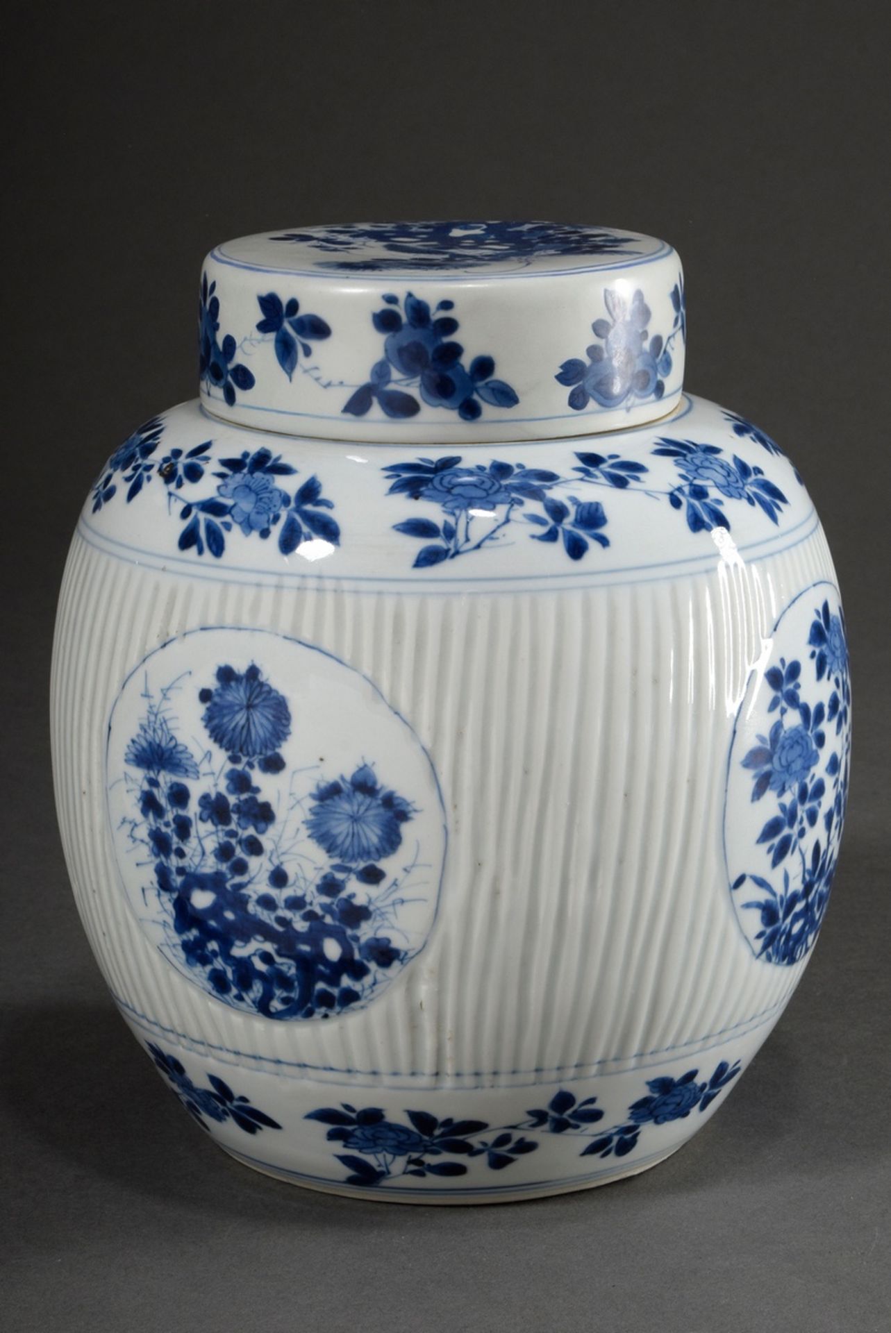 Chinese porcelain ginger pot with grooved body and floral blue painting reserves on the wall, botto