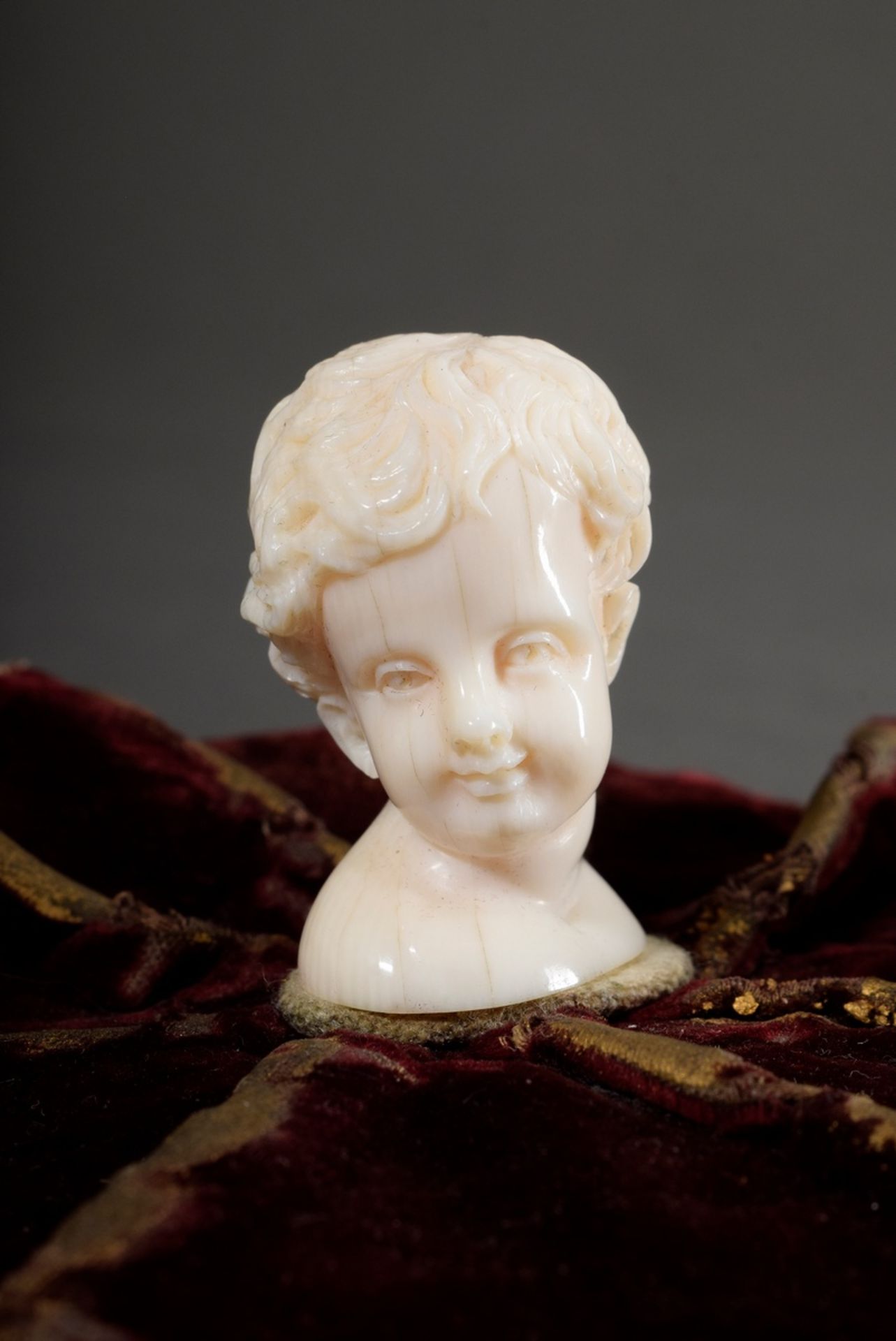 Historism ivory carving "boy's head" mounted on a round red velvet pincushion, end of 19th century, - Image 3 of 5
