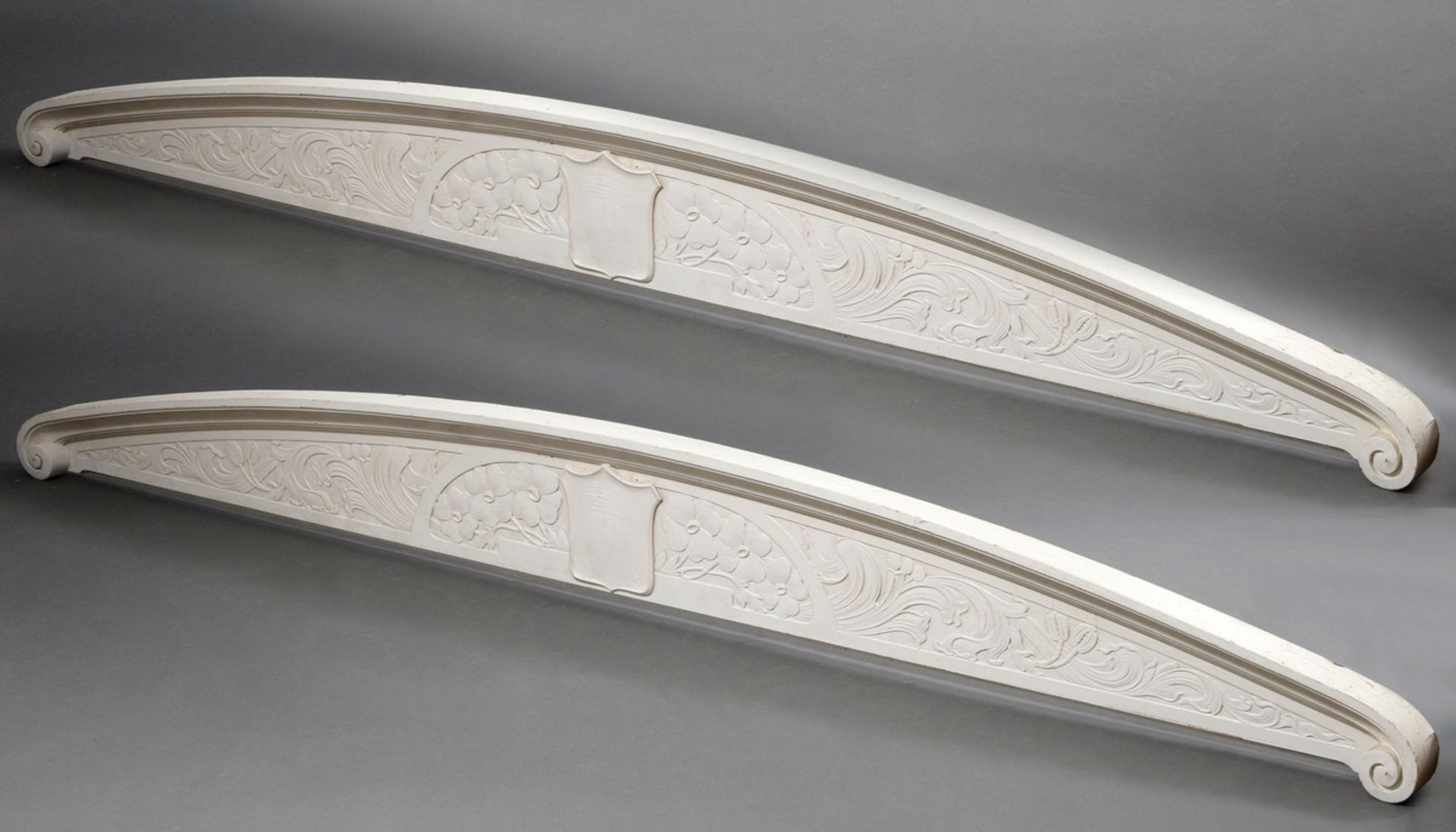 2 Art Nouveau supraports with arched finial and floral carving, white painted, Belgium c. 1900, 30x