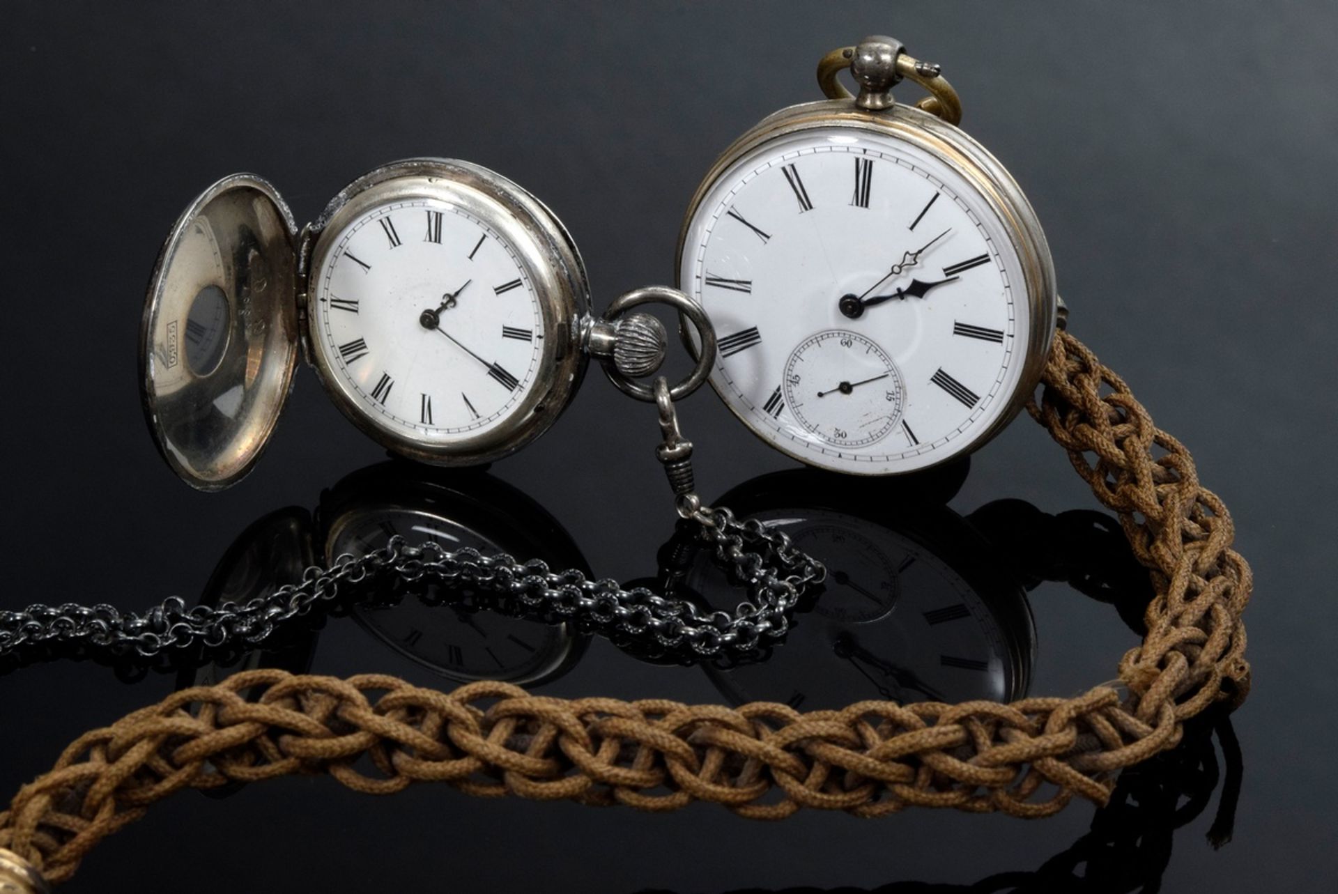 2 Diverse Taschenuhren mit römischen Ziffern: Longines Lever, Silber 935 an geschwärzter Stahlkette