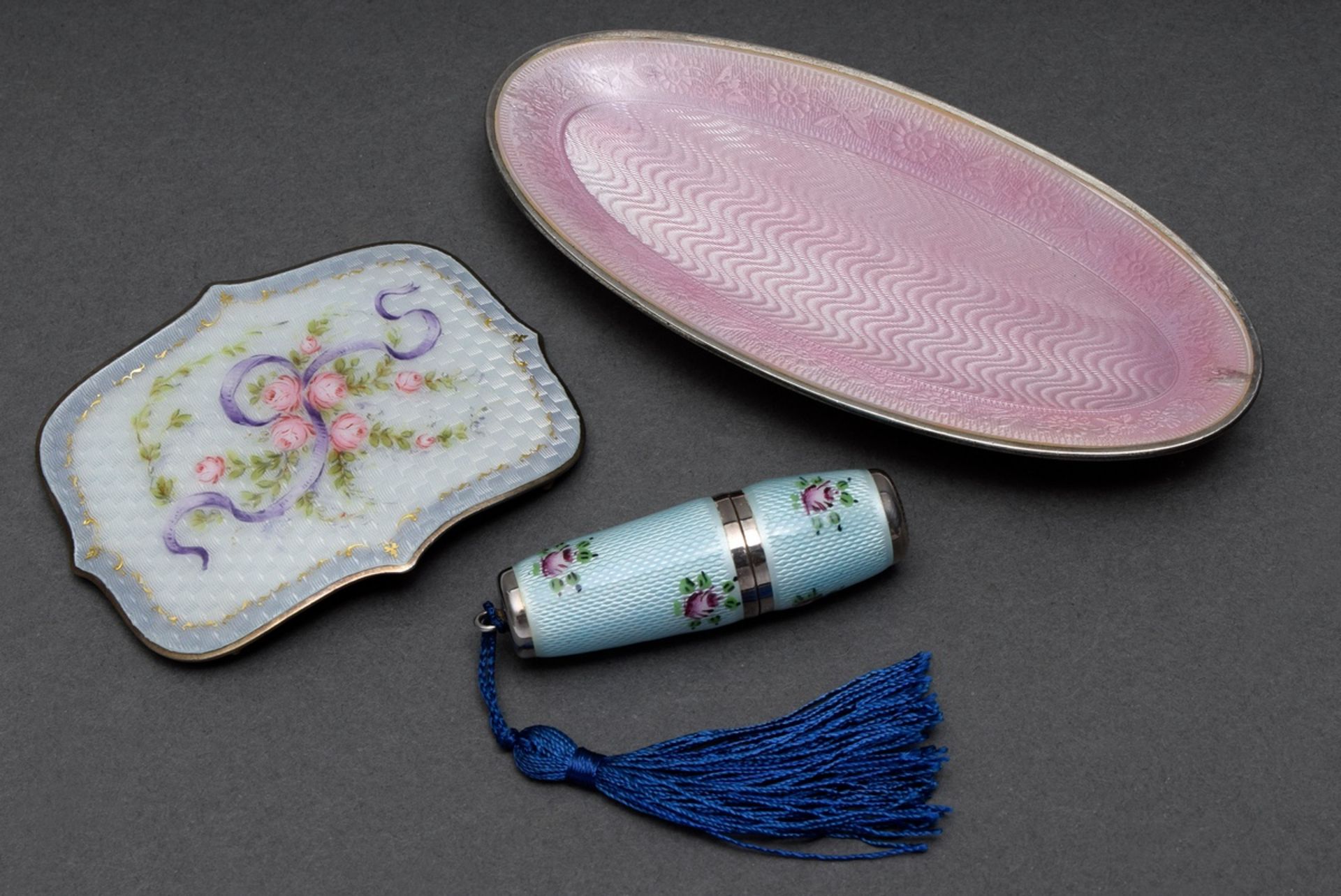 3 Various pieces with guilloché enamel: rosé bowl in oval form (12x5,5cm), white/blue belt buckle (