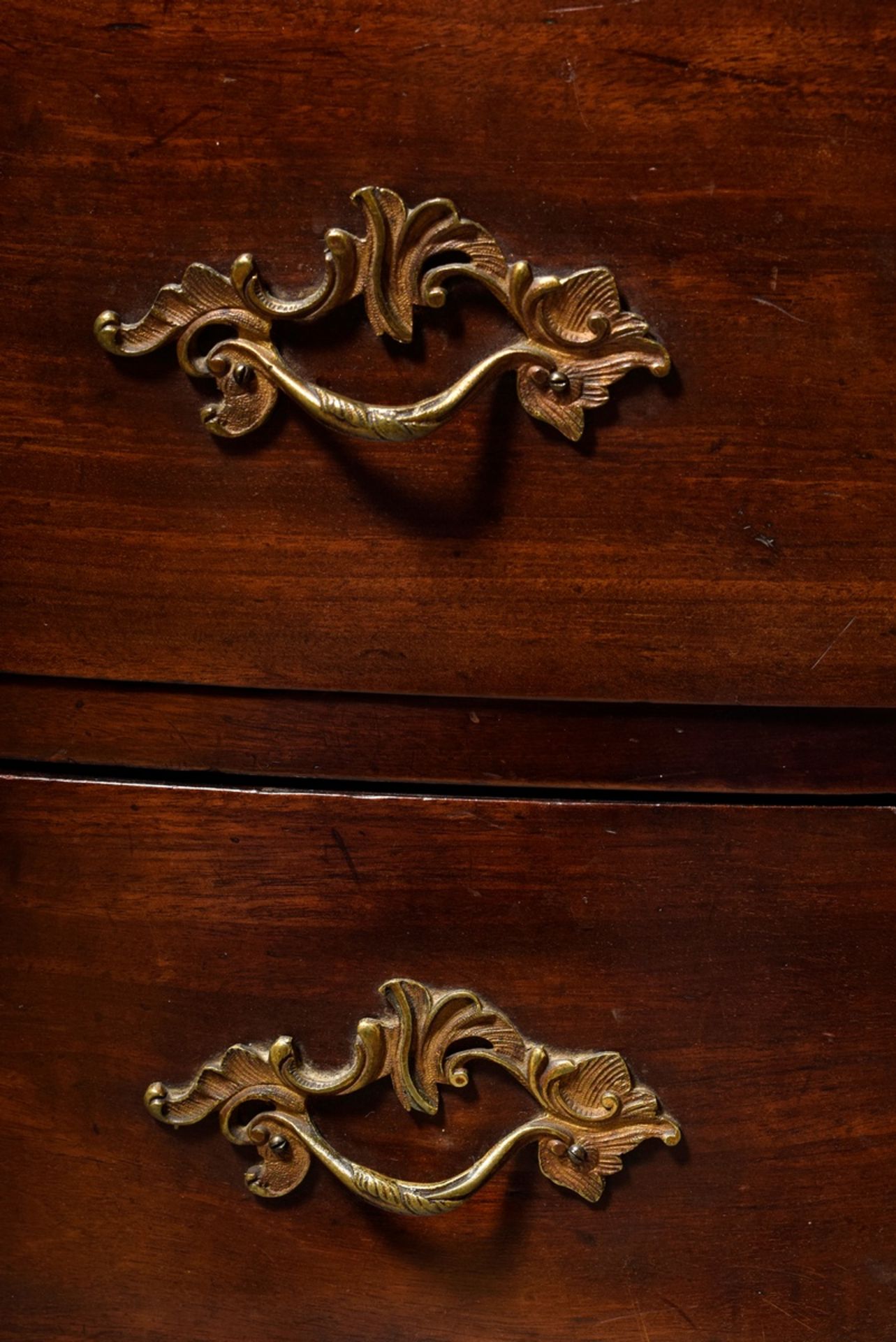 North German demilune chest of drawers with calf tooth and groove moulding, mahogany, c. 1780/1800, - Image 5 of 6