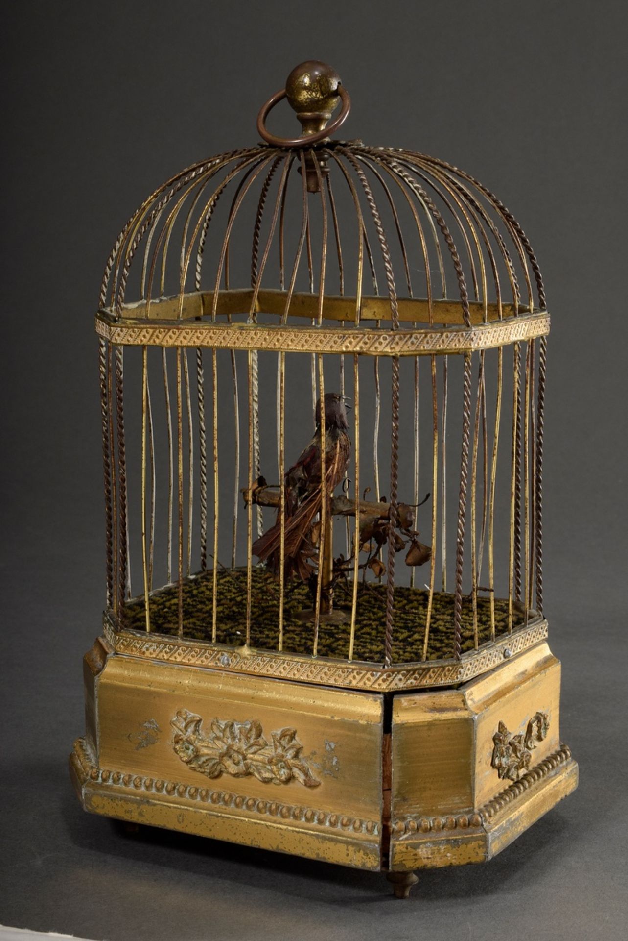 Singing bird automaton with small feathered bird on rod in brass wire cage on gilded wood base with - Image 2 of 6