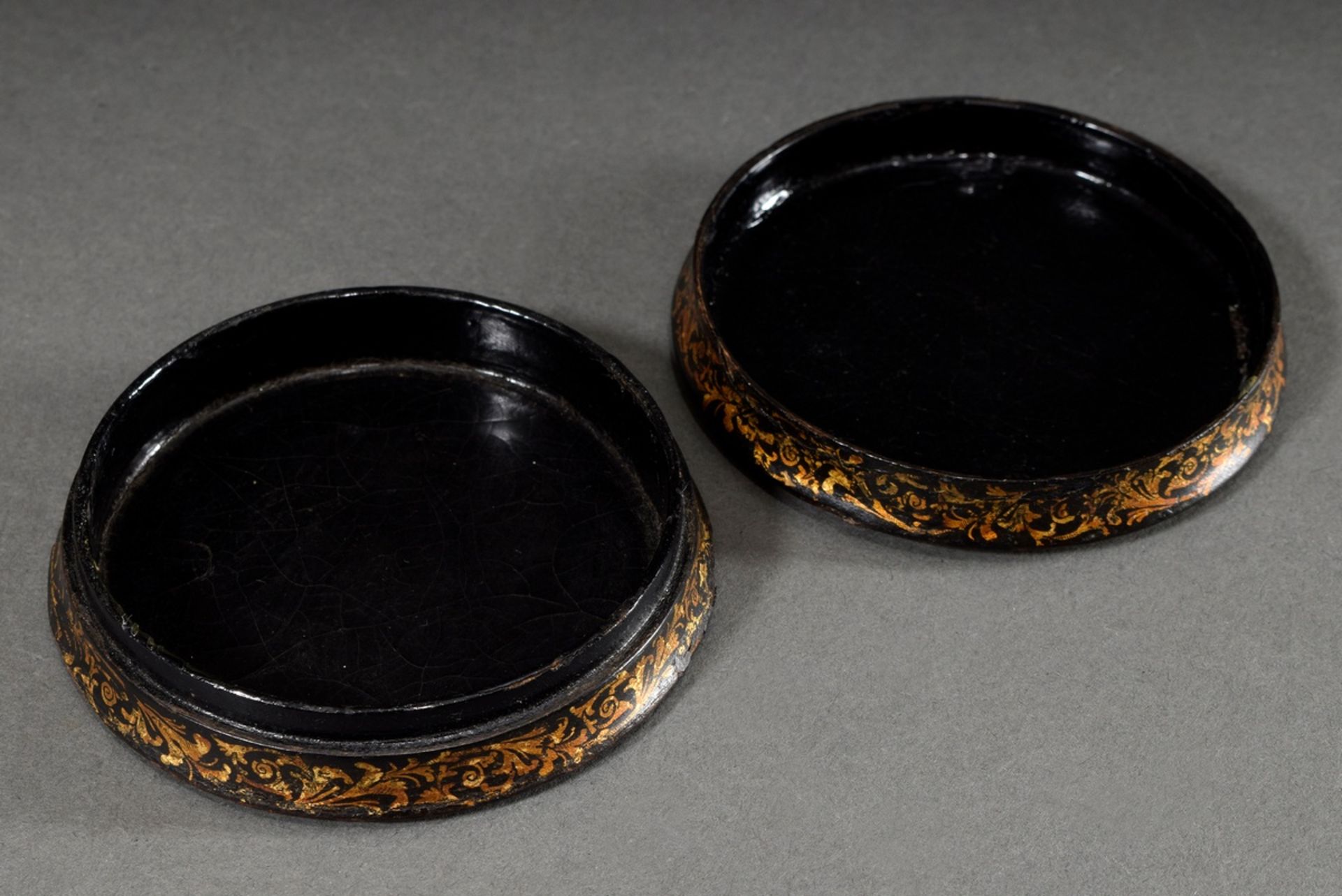 Round lacquer box with fine painting "money counter" on the lid and gold staffage, probably Stobwas - Image 4 of 4