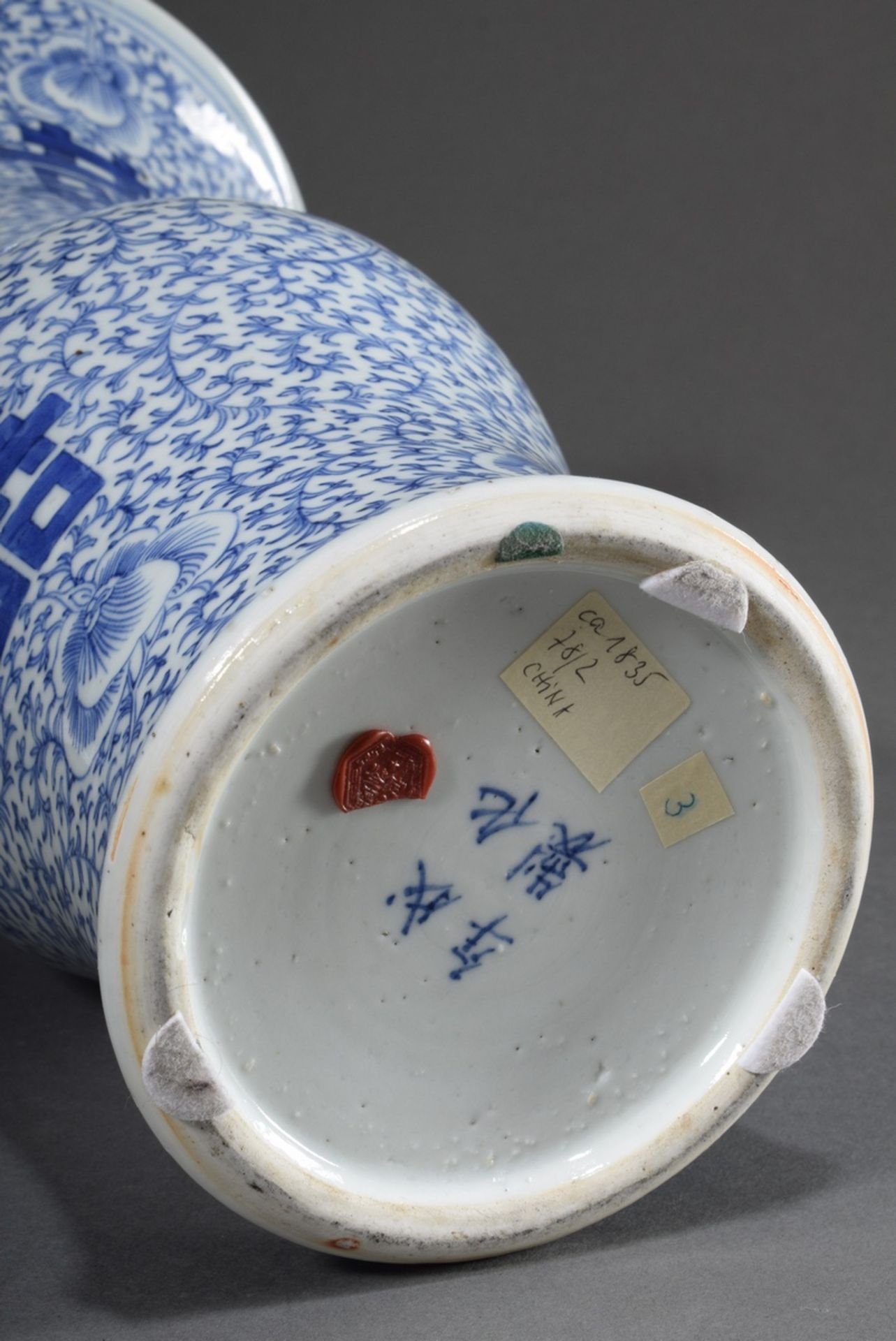 Chinesische Porzellan "Gu" Vase mit Blaumalerei "Glückszeichen" auf floralem Fond, H. 41cm, Ø 24cm - Bild 5 aus 6