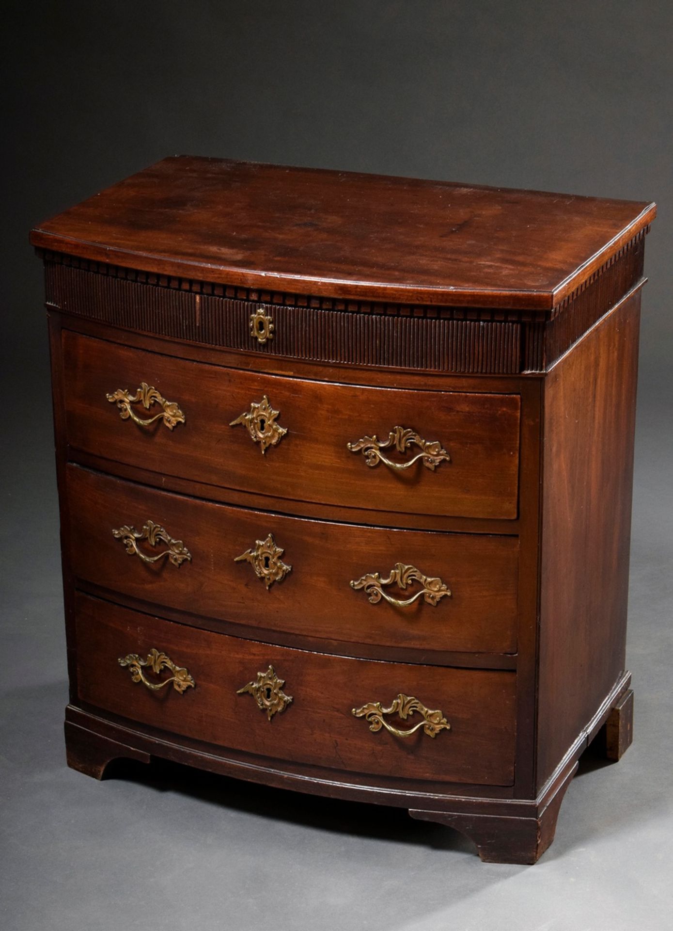 North German demilune chest of drawers with calf tooth and groove moulding, mahogany, c. 1780/1800,