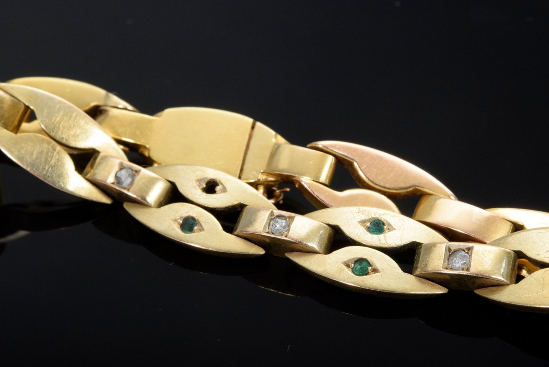 Yellow gold 585 bracelet with oval links, small diamond roses and emeralds 14,7g, l. 19,2cm, 1 emer - Image 2 of 3