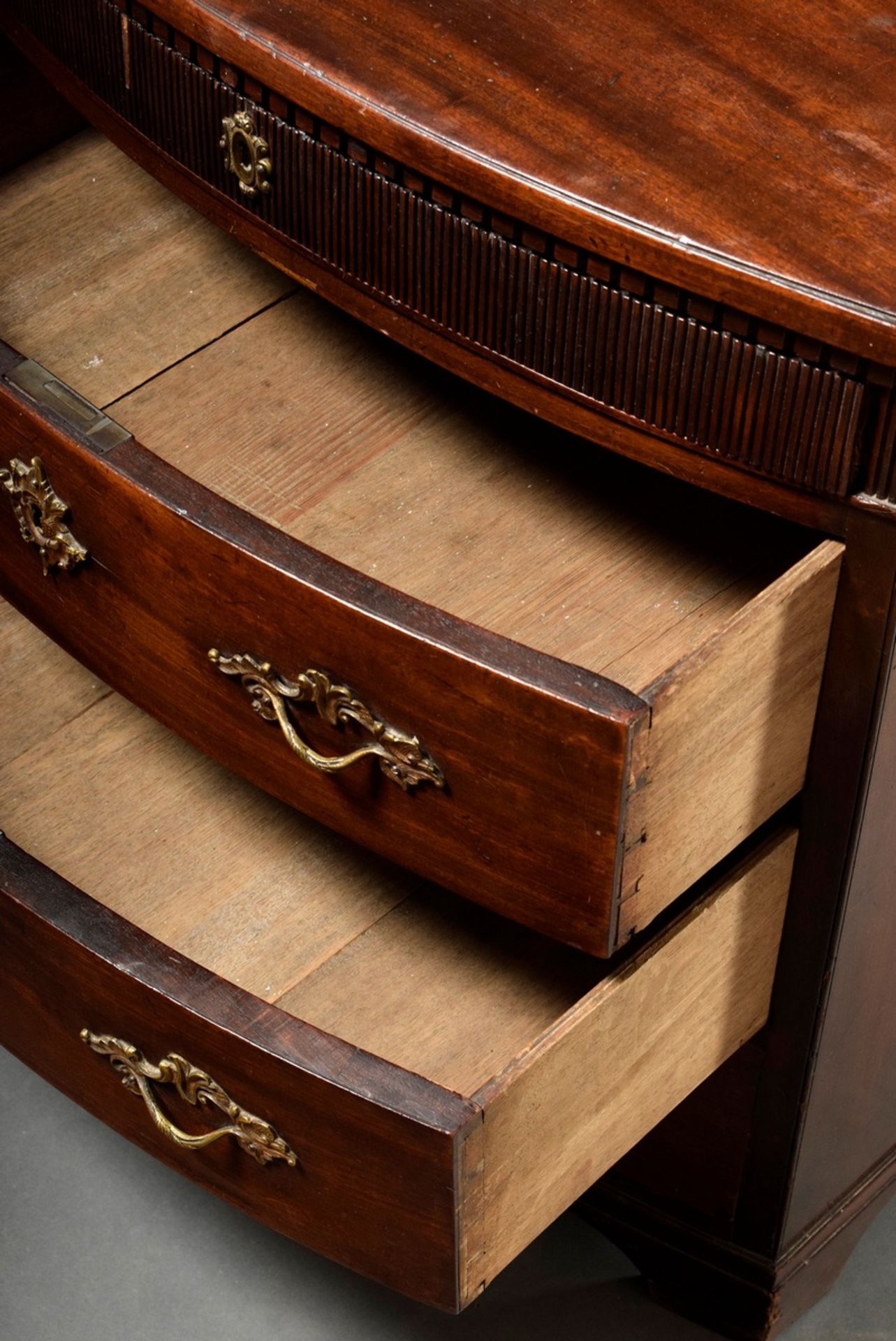North German demilune chest of drawers with calf tooth and groove moulding, mahogany, c. 1780/1800, - Image 6 of 6