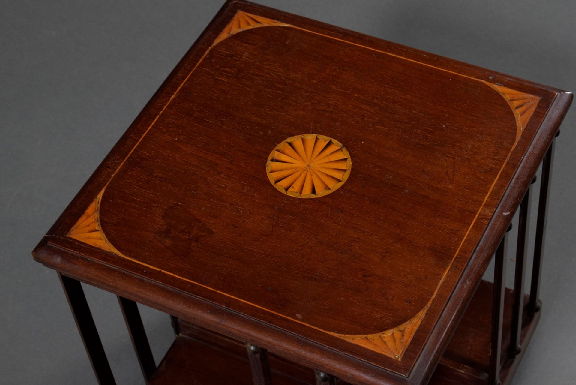 Small English book carousel on revolving base with shell inlays, mahogany, 33x30x30cm, slight signs - Image 2 of 4