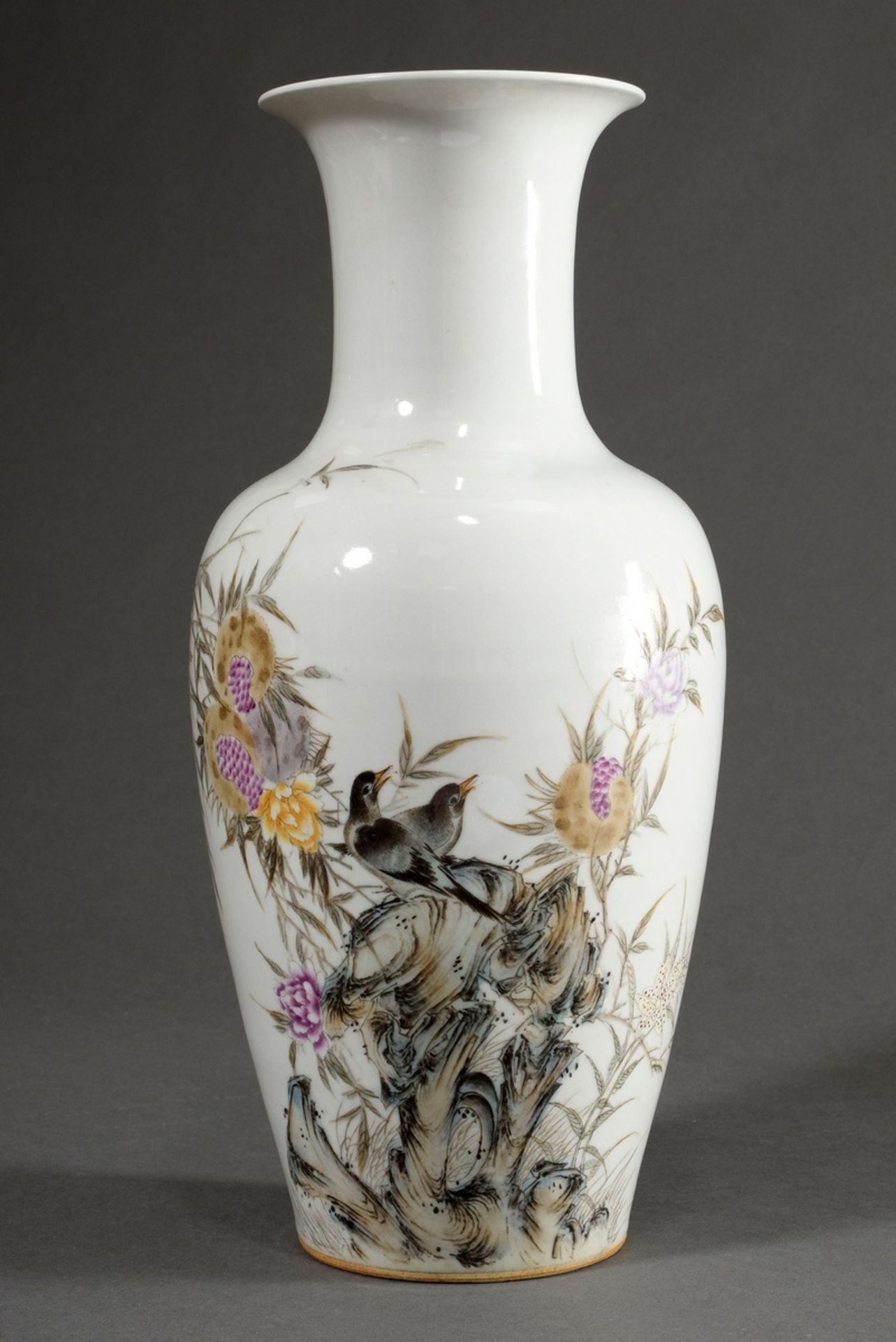 Große chinesische Porzellan Vase mit farbiger Bemalung "Stare auf Felsen mit Blüten und Granatäpfel