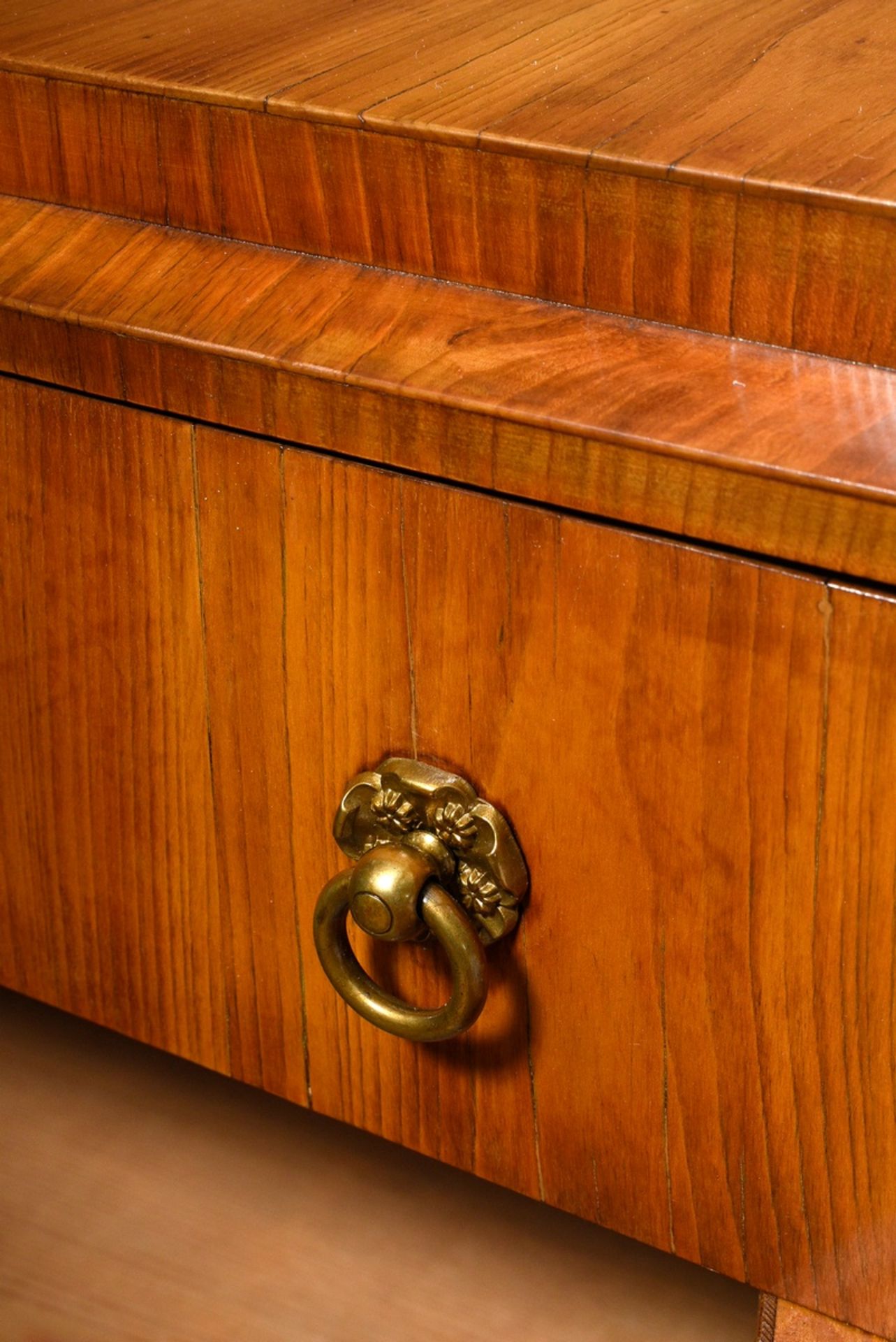 Small console dresser with segmental arch in the door, cherry/softwood veneer, 1st quarter 19th c., - Image 5 of 6