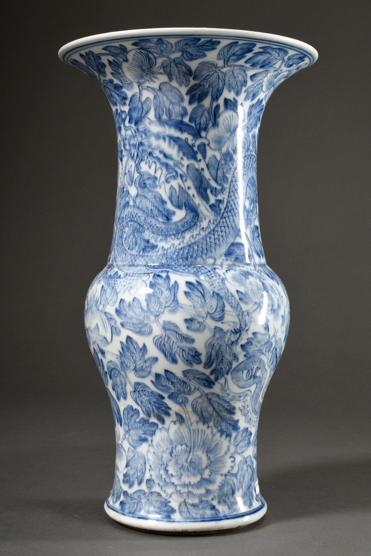 Chinese Gu porcelain vase with pale floral blue-and-white painting decoration "dragon and phoenix b