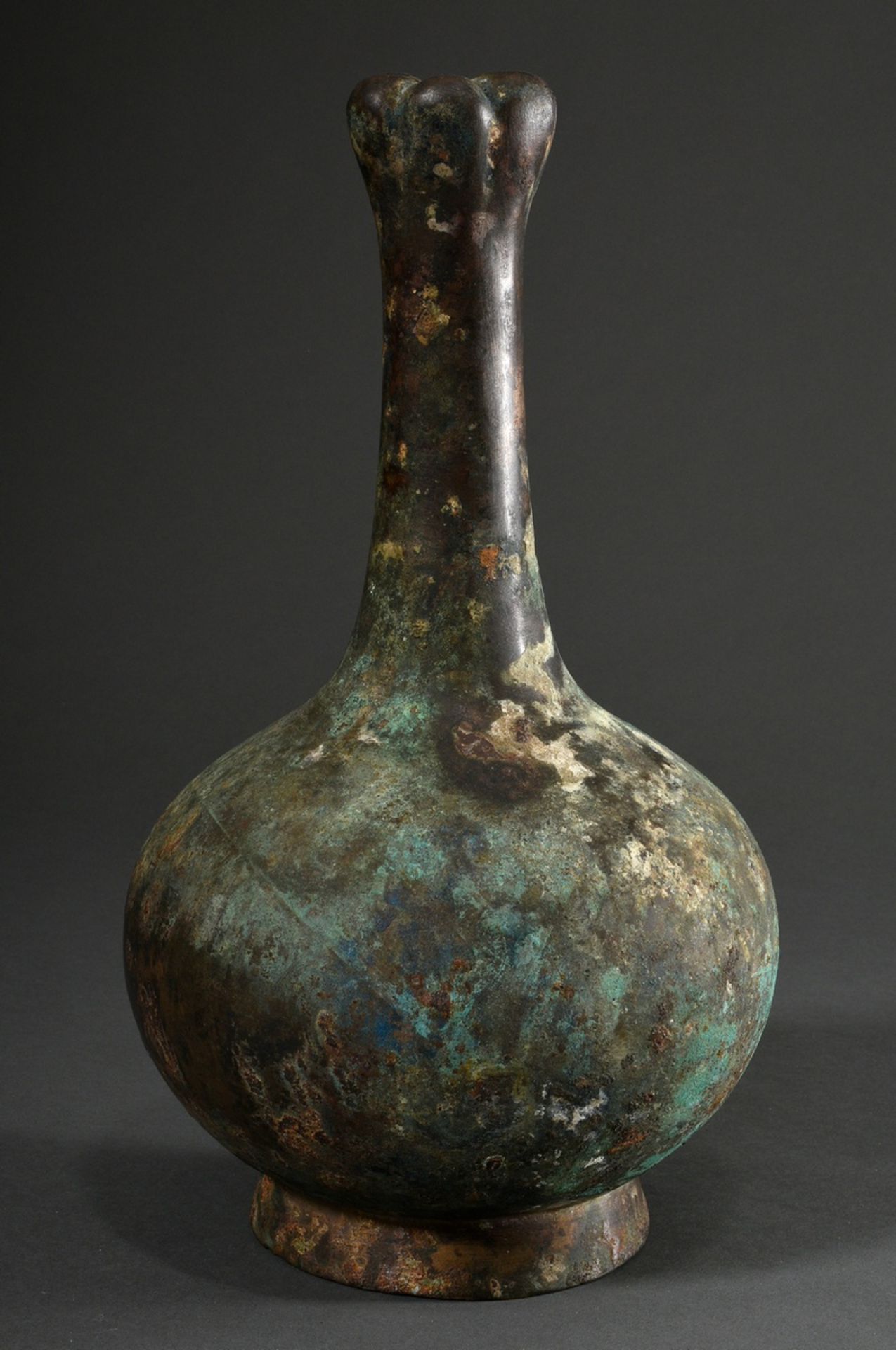 Große Bronze "Knoblauchvase" mit Versinterungs- und Grünspan Patina, z.T. mit Abdrücken textilen Ge - Bild 2 aus 6