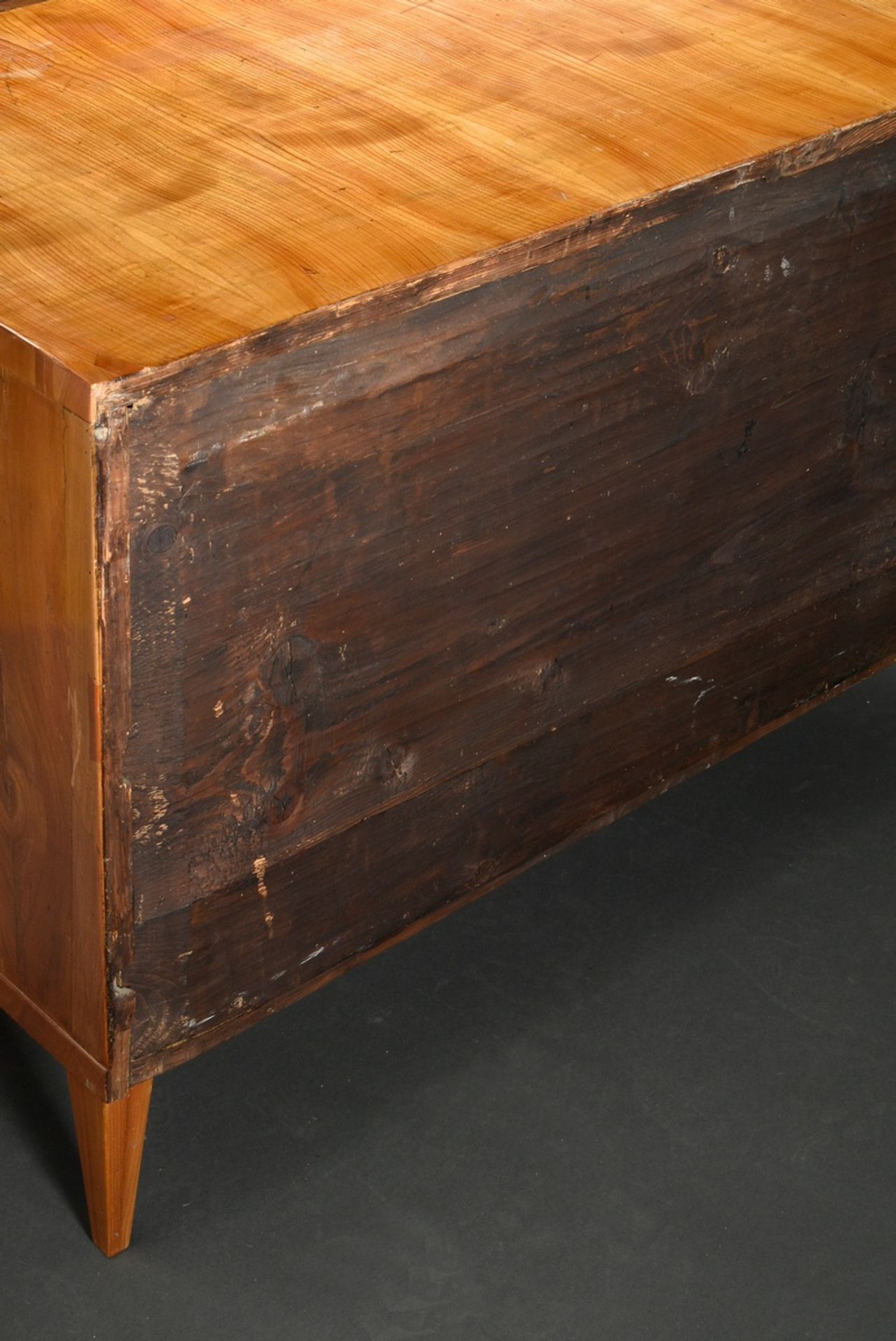 Two-bay chest of drawers in a simple façon, cherry/softwood veneer, body with bevelled corners, on  - Image 8 of 8