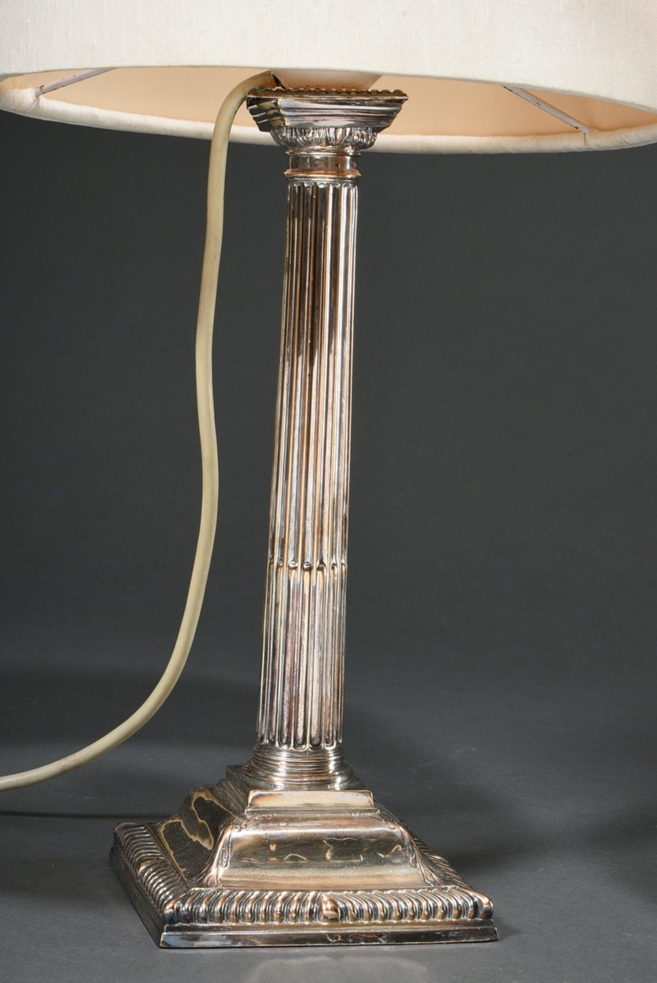 Paar englische versilberte Säulenleuchter mit steckbarer Elektrifizierung, als Lampen montiert, unt - Bild 3 aus 4