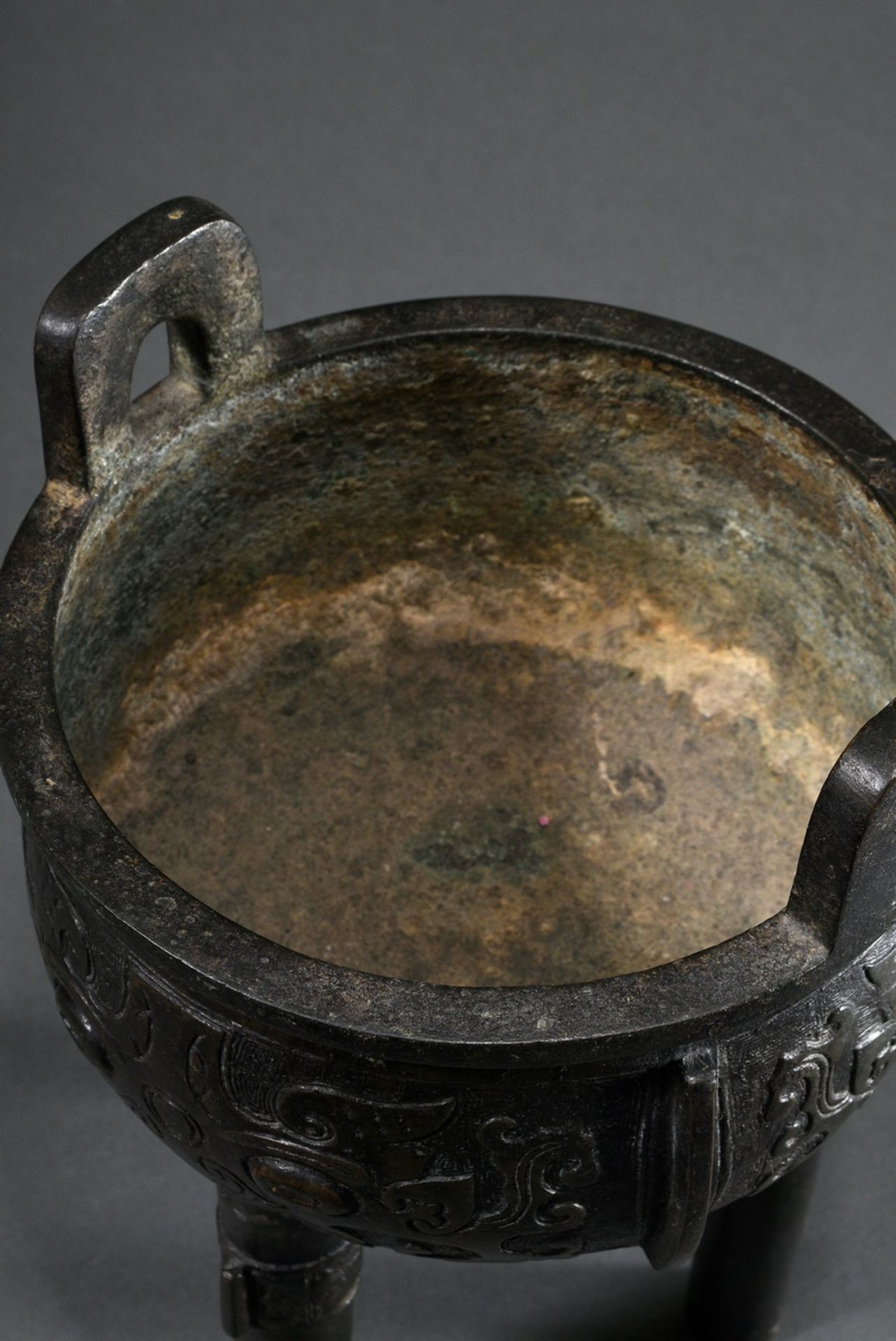 Chinesischer Bronze Censer auf drei hohen Beinen, umlaufend 3 Felder mit stilisierten archaischen T - Bild 4 aus 6