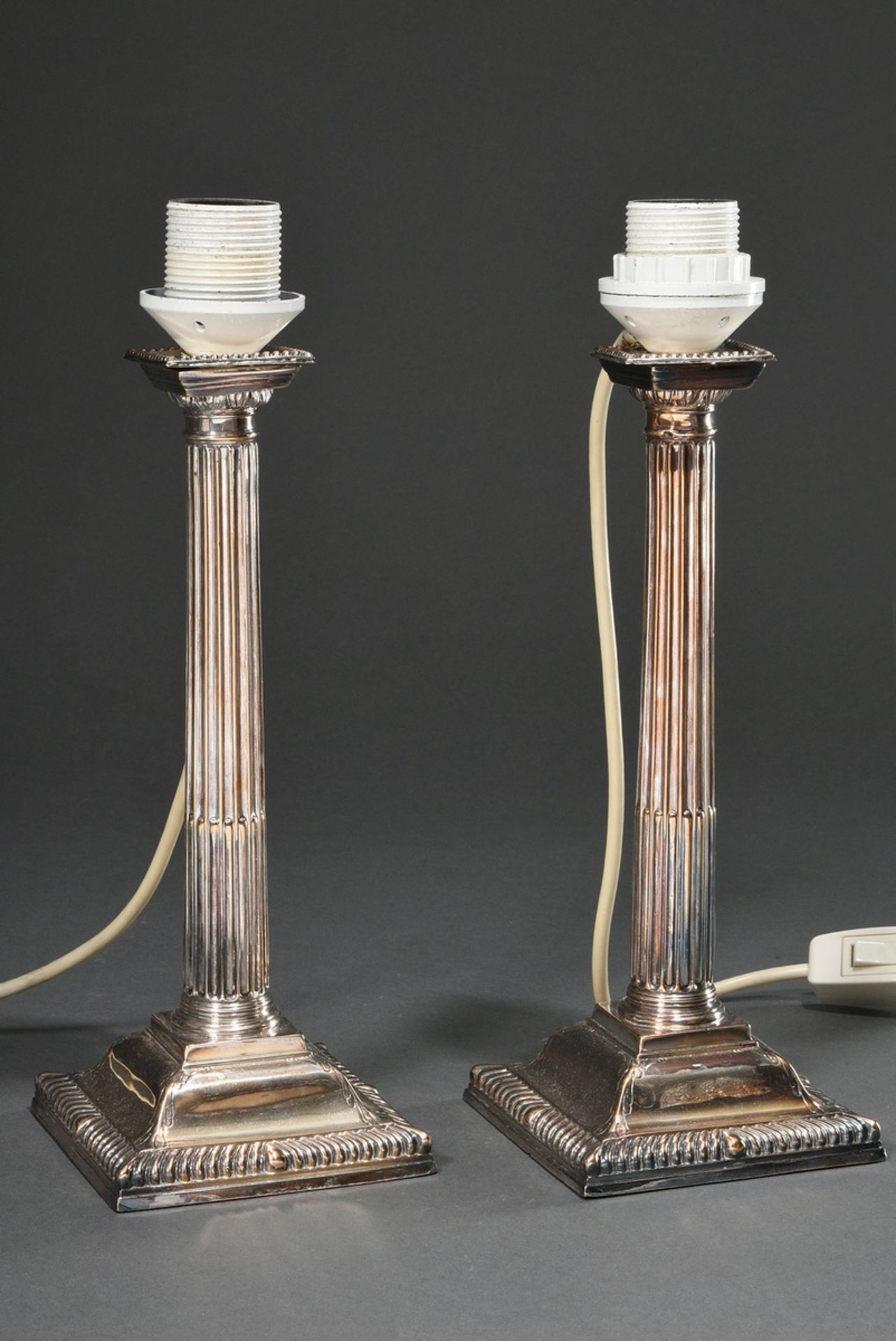 Paar englische versilberte Säulenleuchter mit steckbarer Elektrifizierung, als Lampen montiert, unt - Bild 2 aus 4