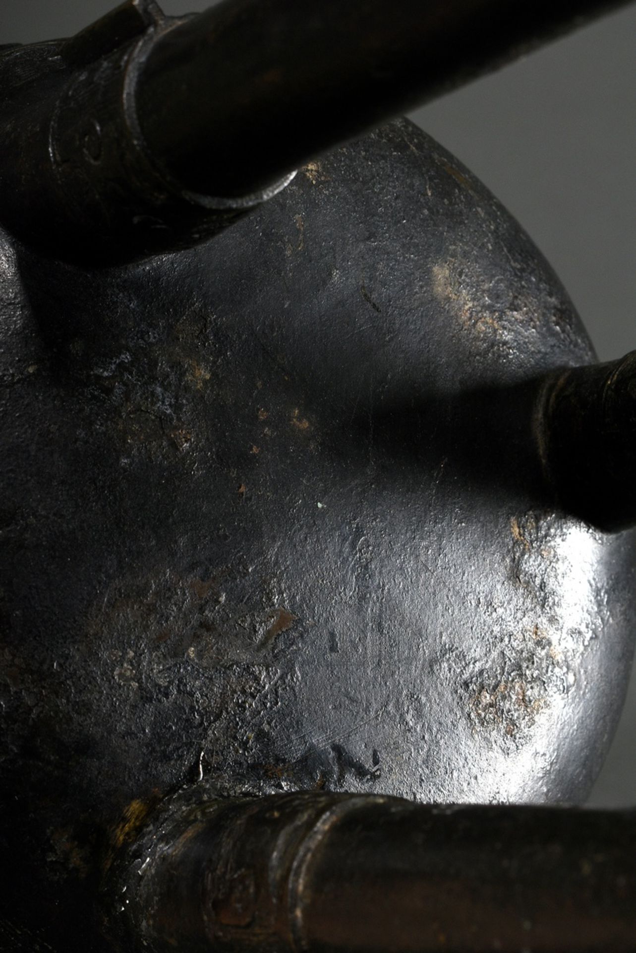 Chinesischer Bronze Censer auf drei hohen Beinen, umlaufend 3 Felder mit stilisierten archaischen T - Bild 6 aus 6