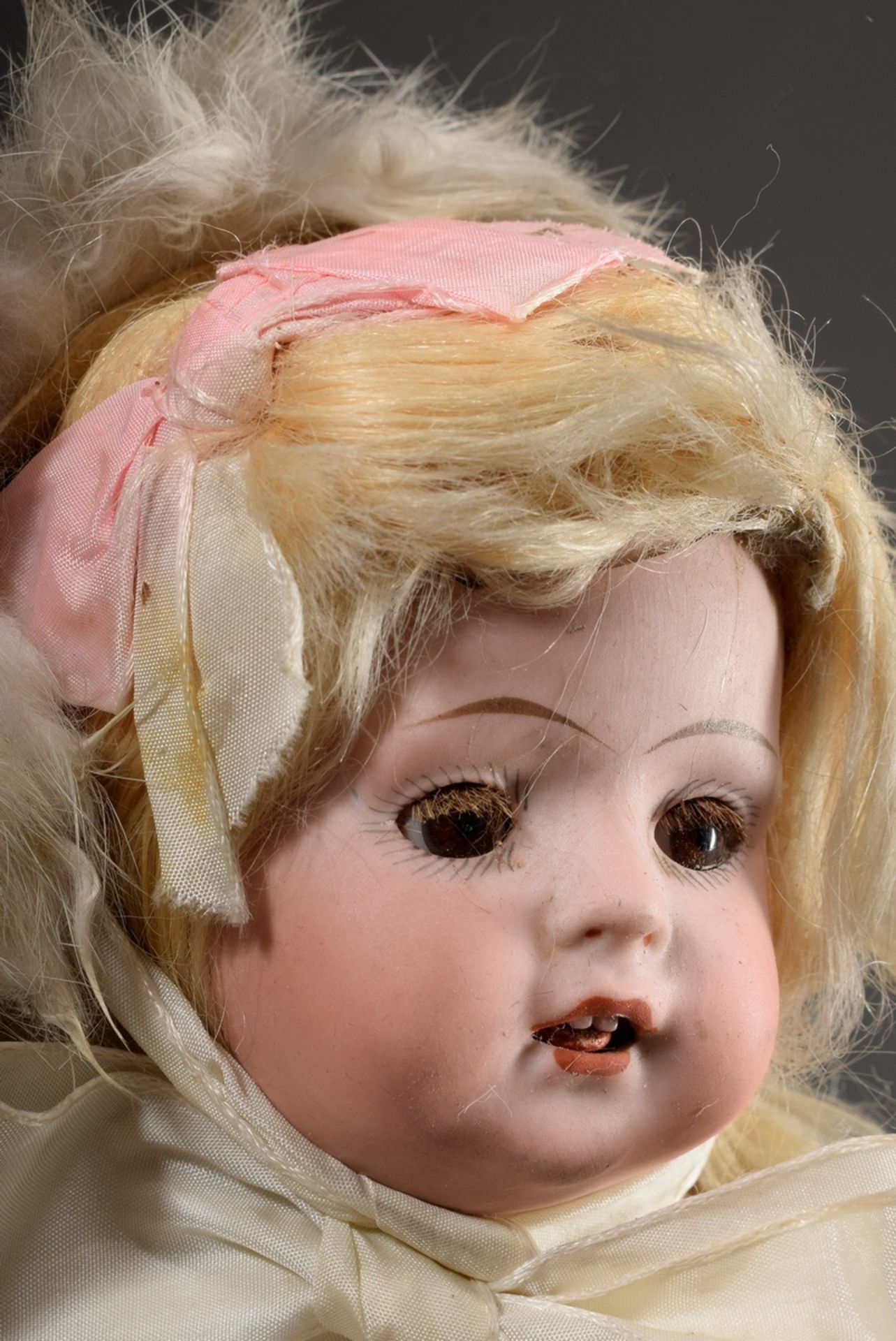 Lamp with "Winter Angel" doll, porcelain crank head and jointed body, real hair wig, glass eyes, op - Image 6 of 7