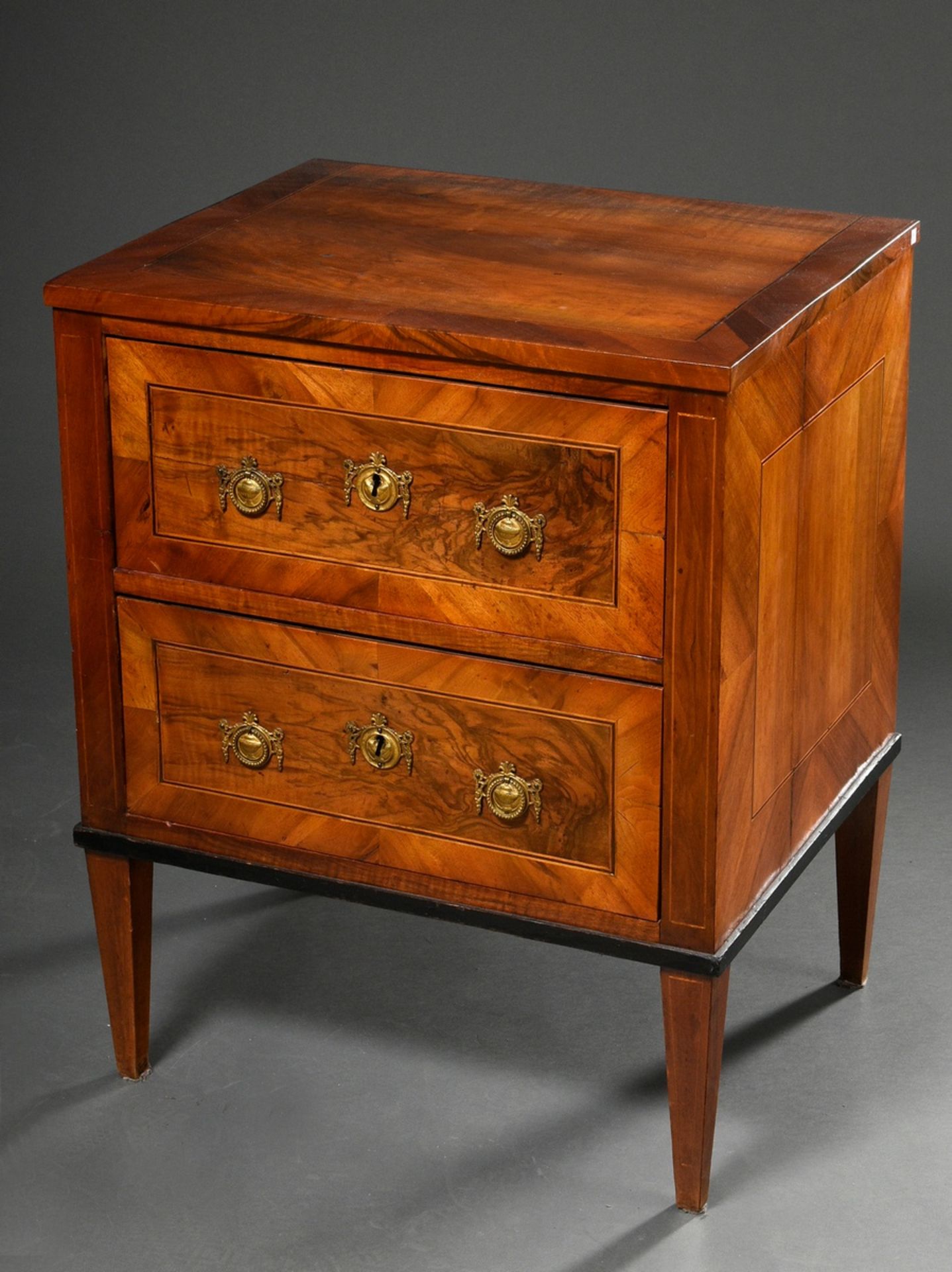 Small Louis XVI chest of drawers on pointed legs with walnut veneer and original fittings, h. 78x62