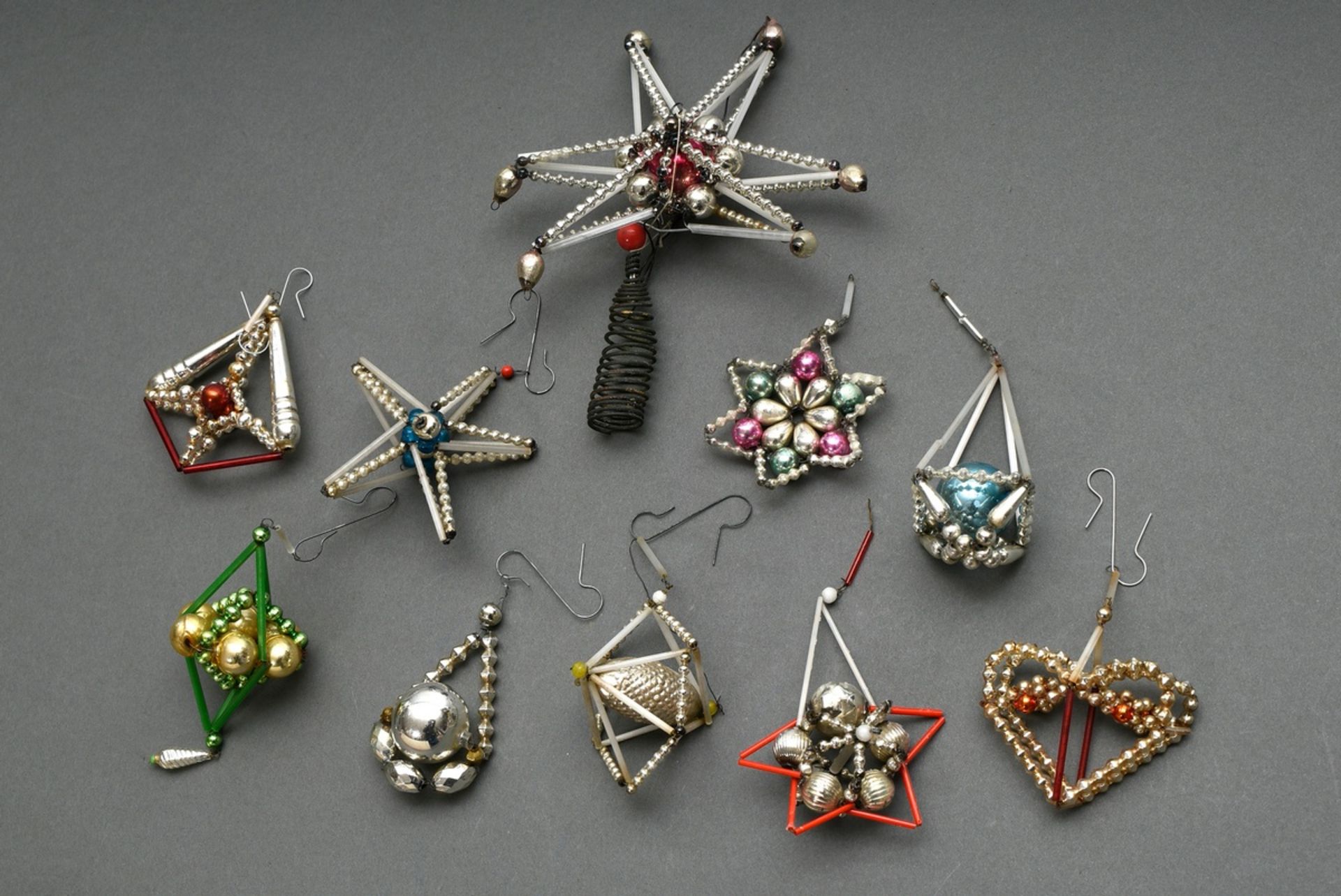 10 Various pieces of Gablonz Christmas decorations: a.o. fir tree lace, drops, heart and stars, gla