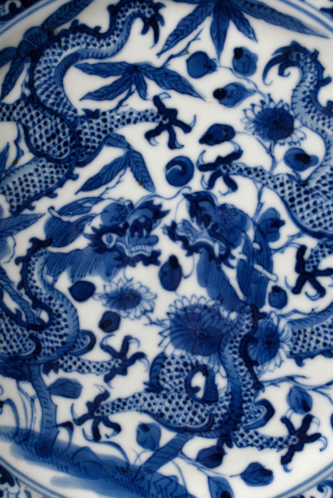 Porzellan Teller mit feinem Blaumalerei Dekor „Zwei Drachen mit Tamaperle“, Qing Dynastie, China, Ø - Bild 4 aus 5