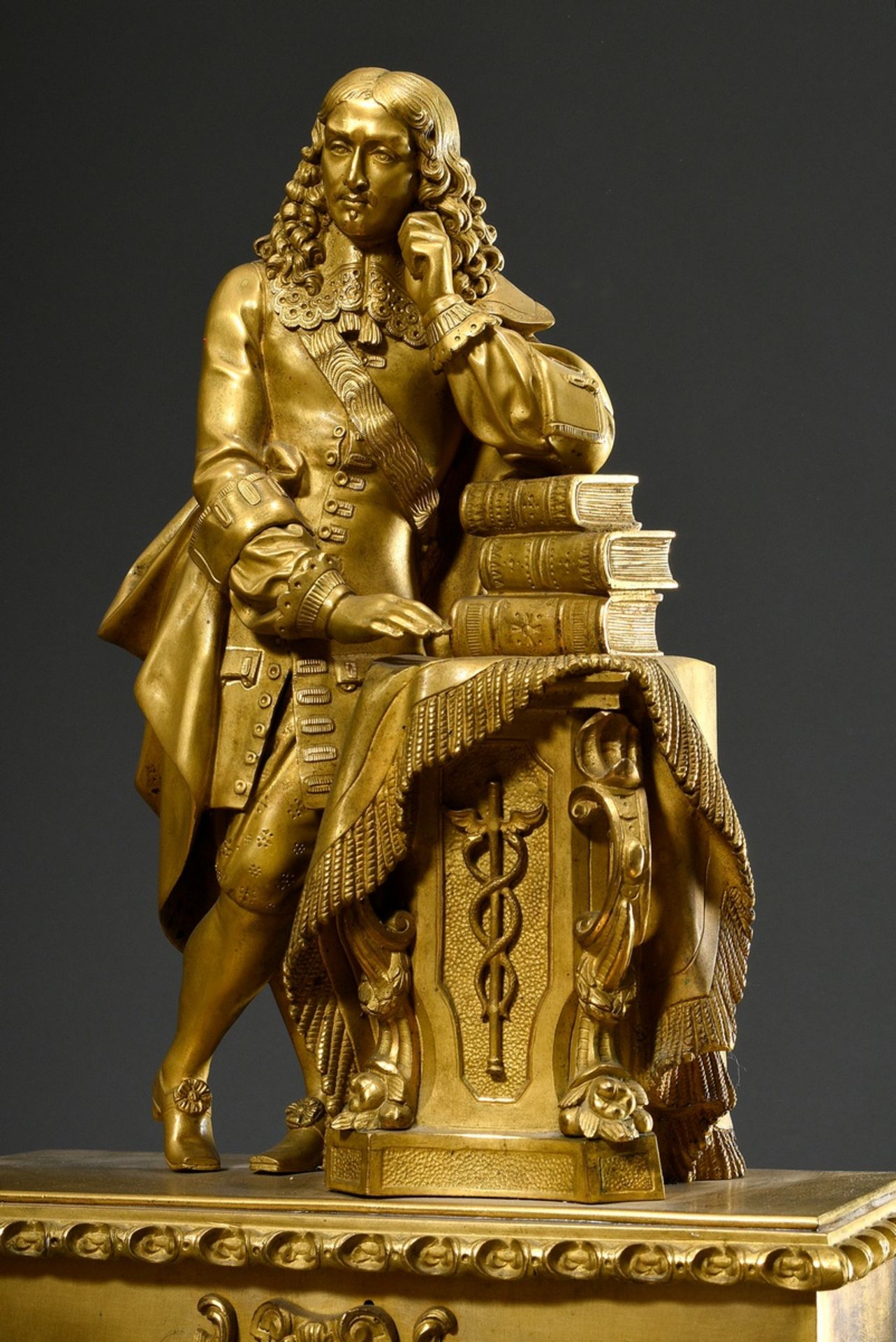 Spätbiedermeier Prunkpendule mit figürlichem Aufsatz „Jean Racine an einen Stapel Bücher lehnend“,  - Bild 4 aus 10