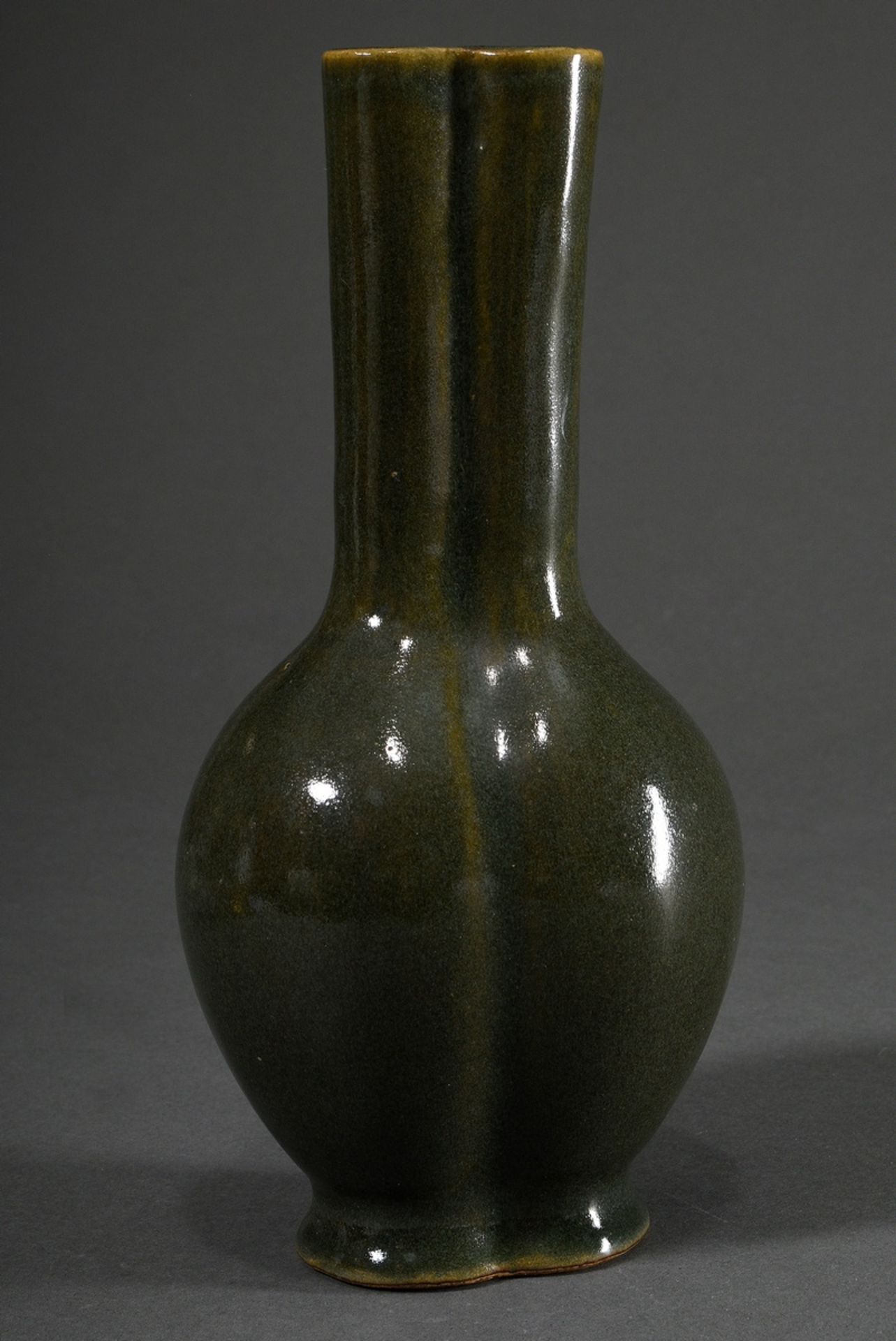 Dreipassige Keramik Vase mit dunkler Teadust Glasur, China, Qing Dynastie, H. 25,4cm - Bild 2 aus 4